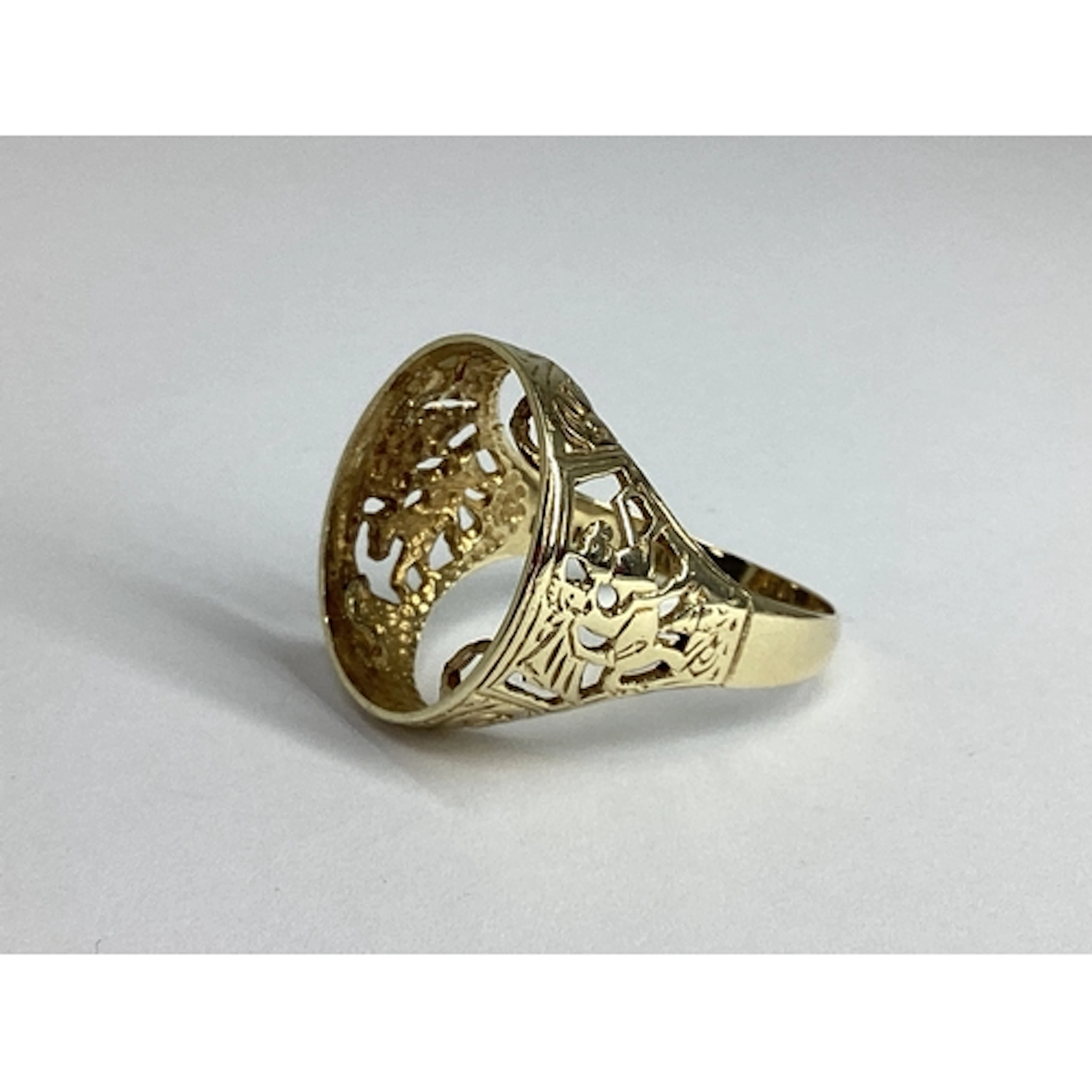 A 9ct Gold Coin Ring Mount, (no coin) the pierced shoulders ...