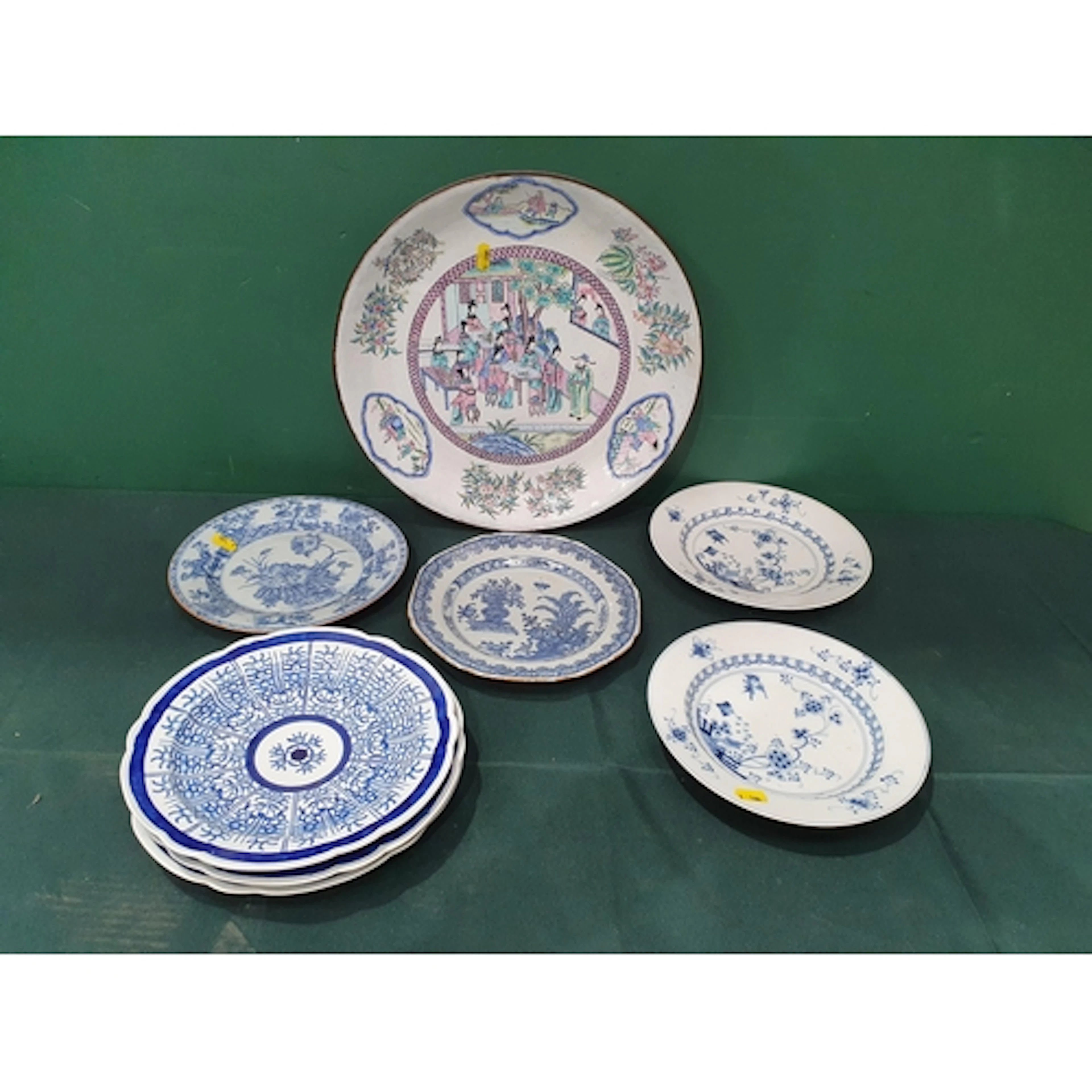A large 18th century Chinese porcelain Export Mug painted fi...