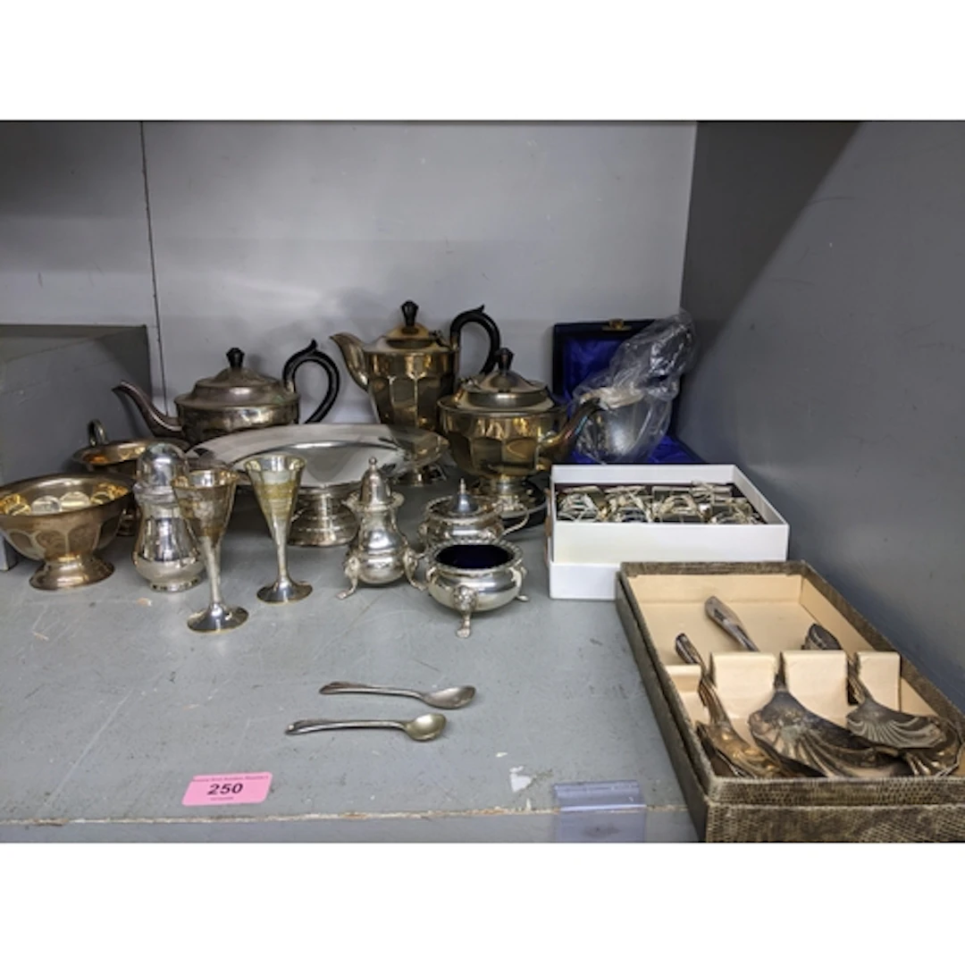 A mixed lot of silver plate to include a box set of 16 napki...