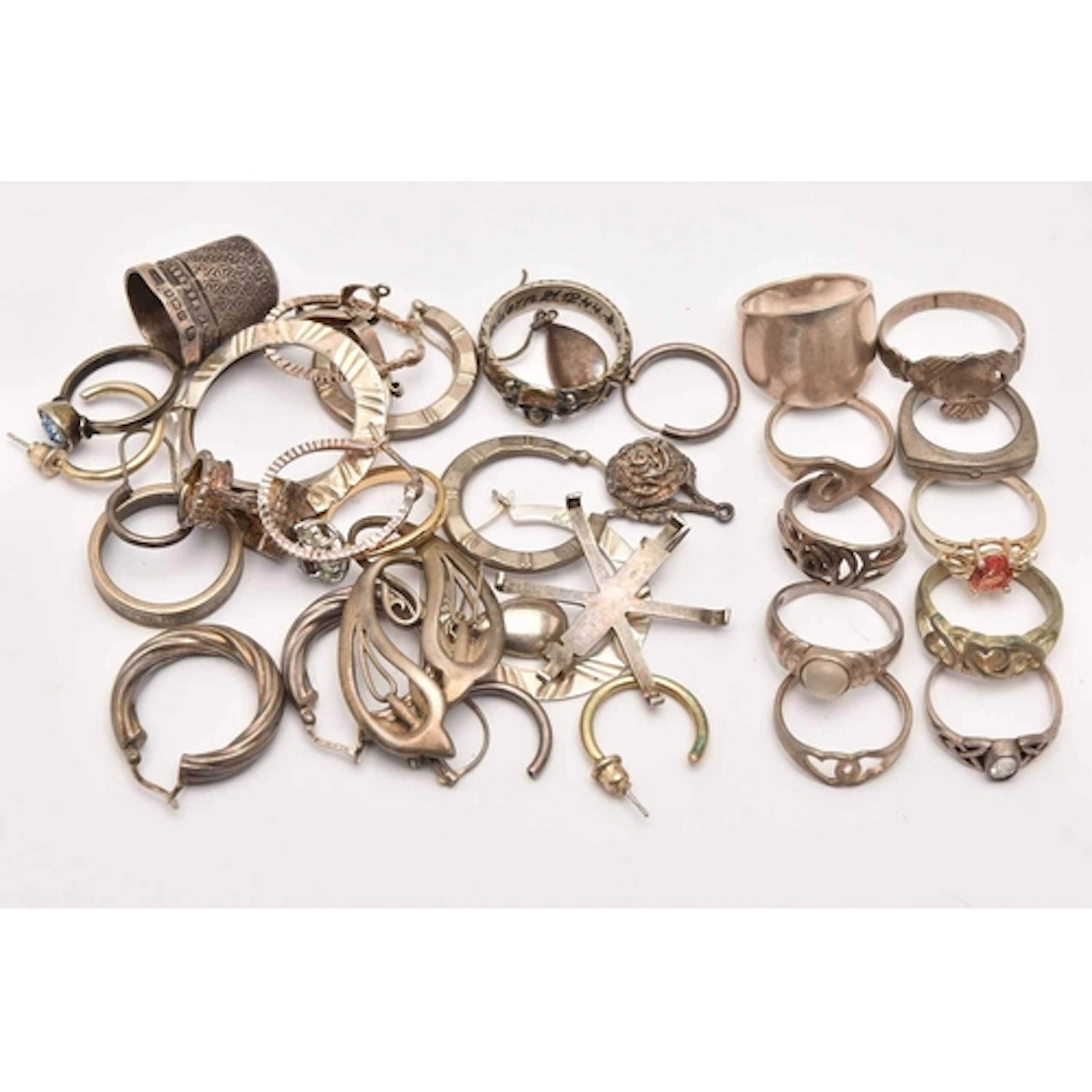 AN ASSORTMENT OF SILVER/WHITE METAL JEWELLERY, to include te...