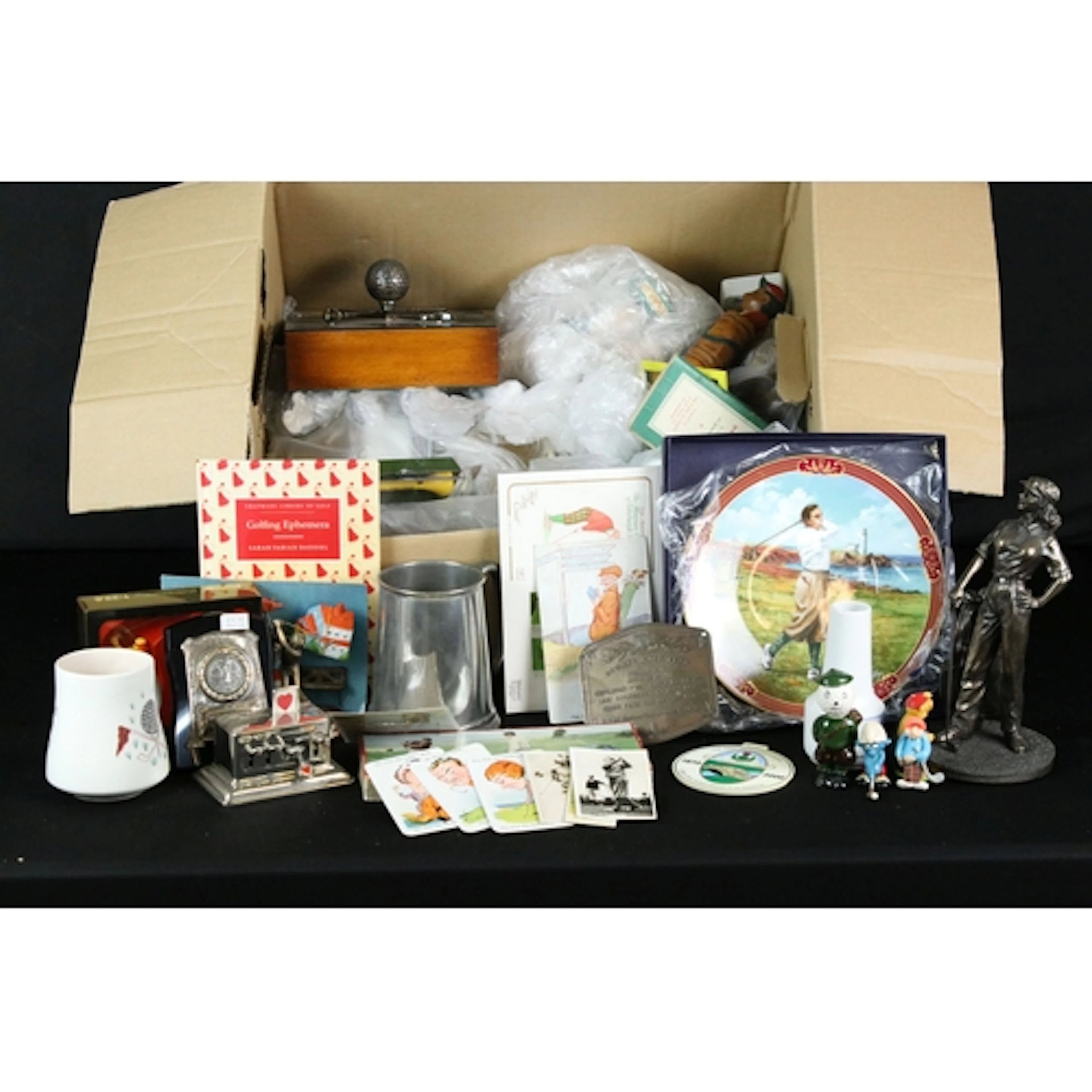 Collection of golfing related items to include boxed Preiser...