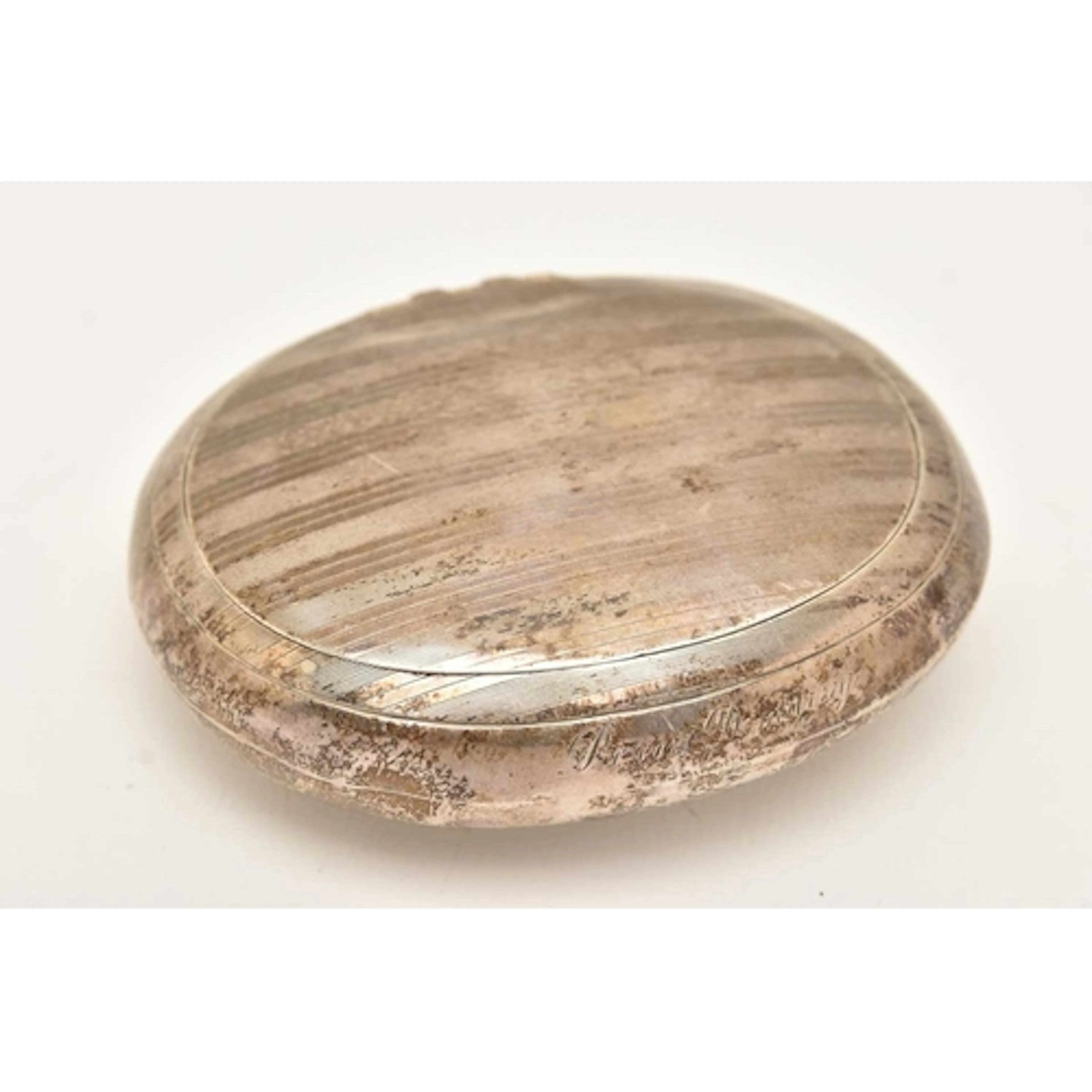 AN EARLY 20TH CENTURY SILVER SNUFF BOX, of an oval form, eng...