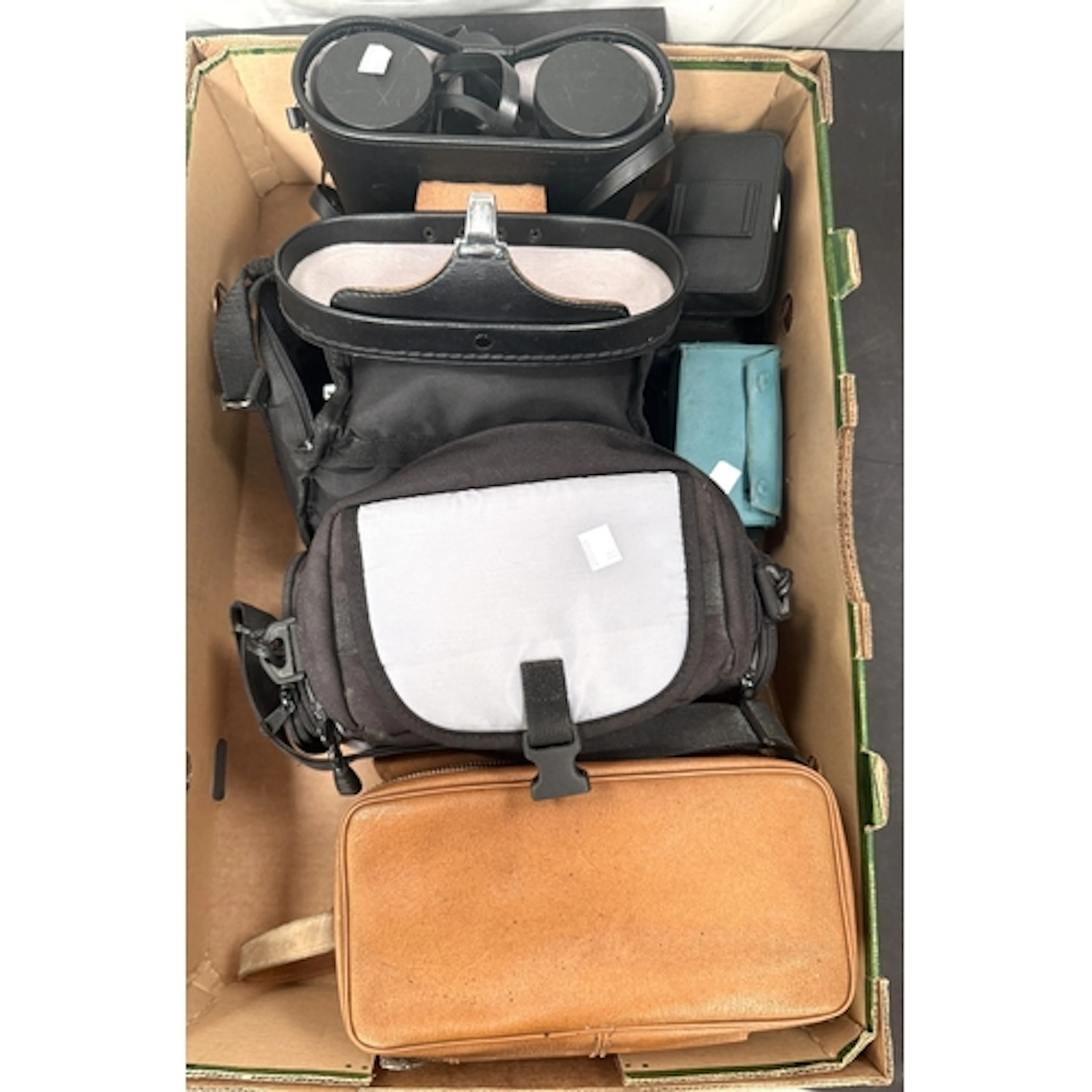 A selection of vintage cameras inc. a Praktica, Canon 450D, ...