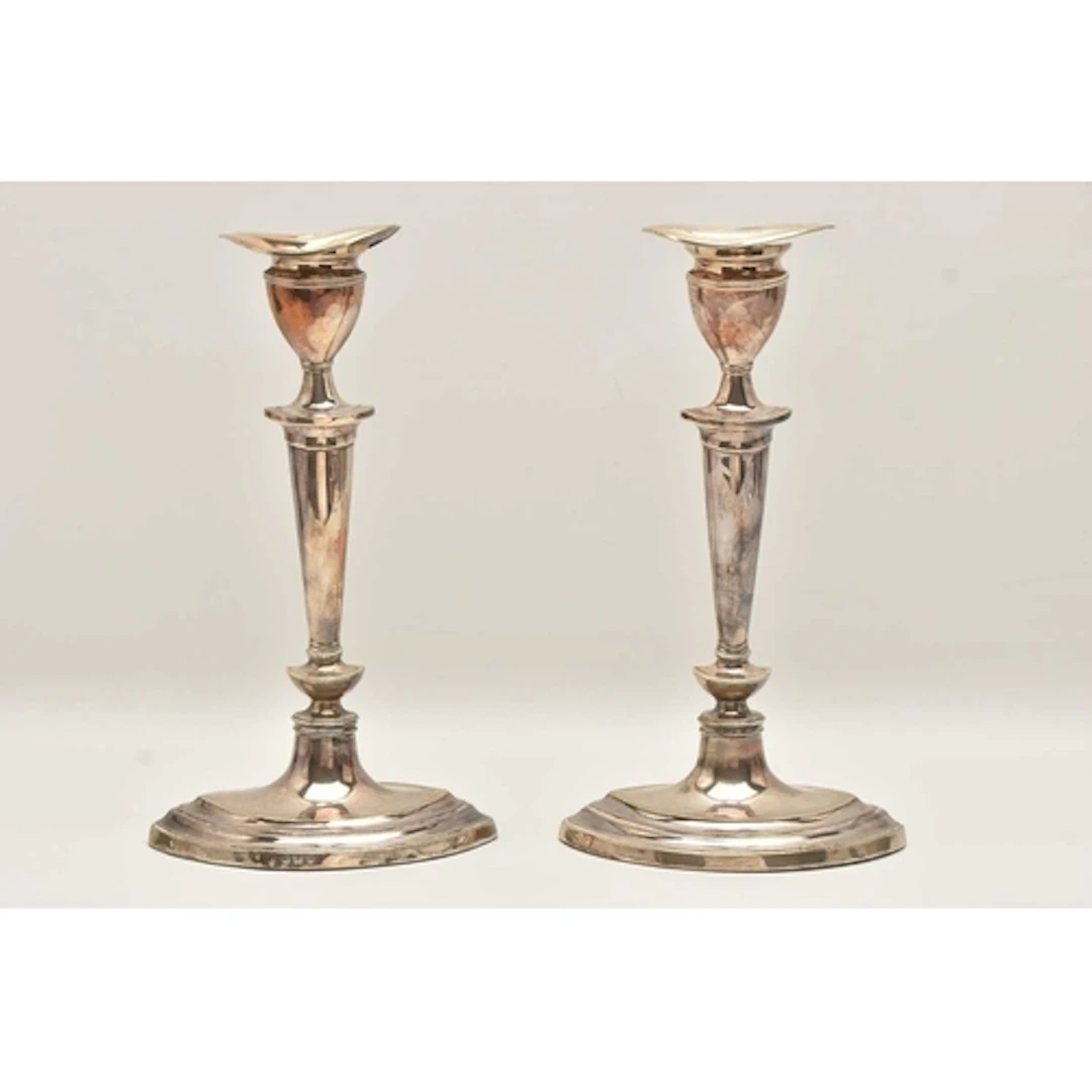 A PAIR OF EDWARDIAN SILVER CANDLESTICKS, of lozenge form, kn...