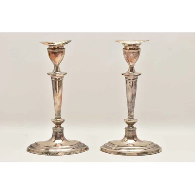 A PAIR OF EDWARDIAN SILVER CANDLESTICKS, of lozenge form, kn...