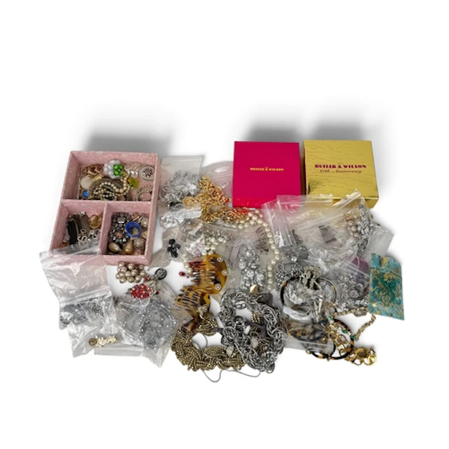 A LARGE COLLECTION OF MODERN COSTUME JEWELLERY