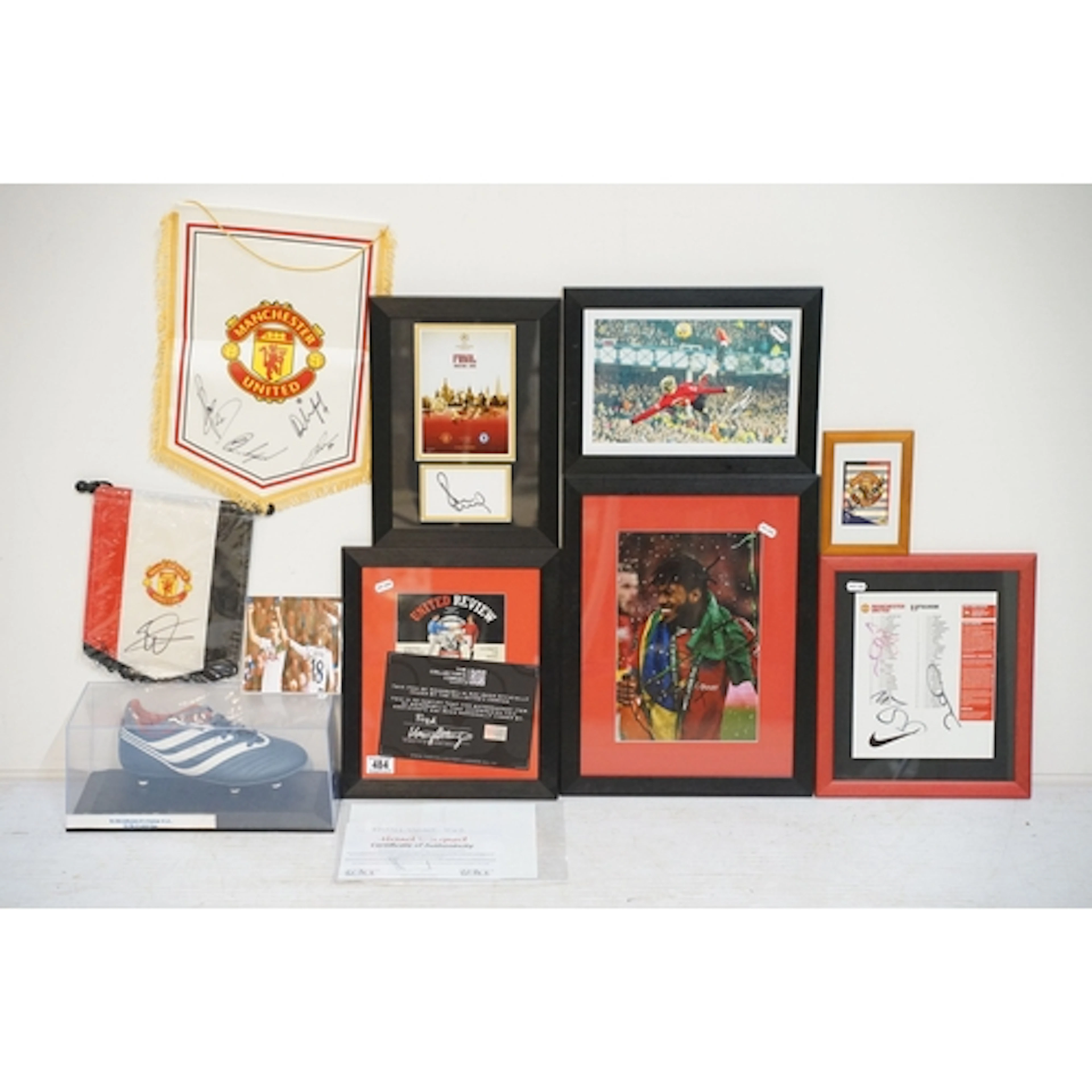 Football - collection of mainly signed Manchester United pho...