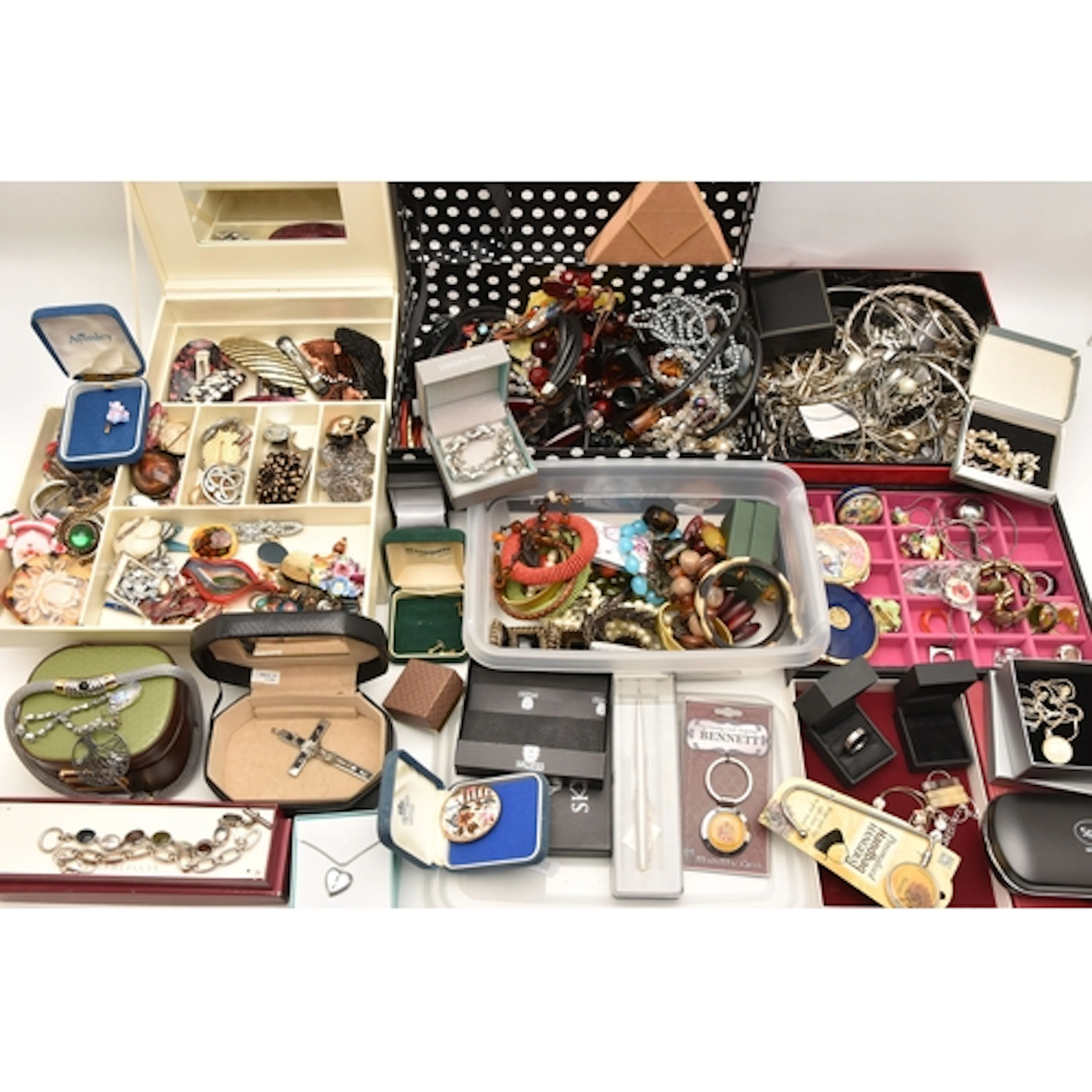 A LARGE ASSORTMENT OF COSTUME JEWELLERY AND ITEMS, to includ...