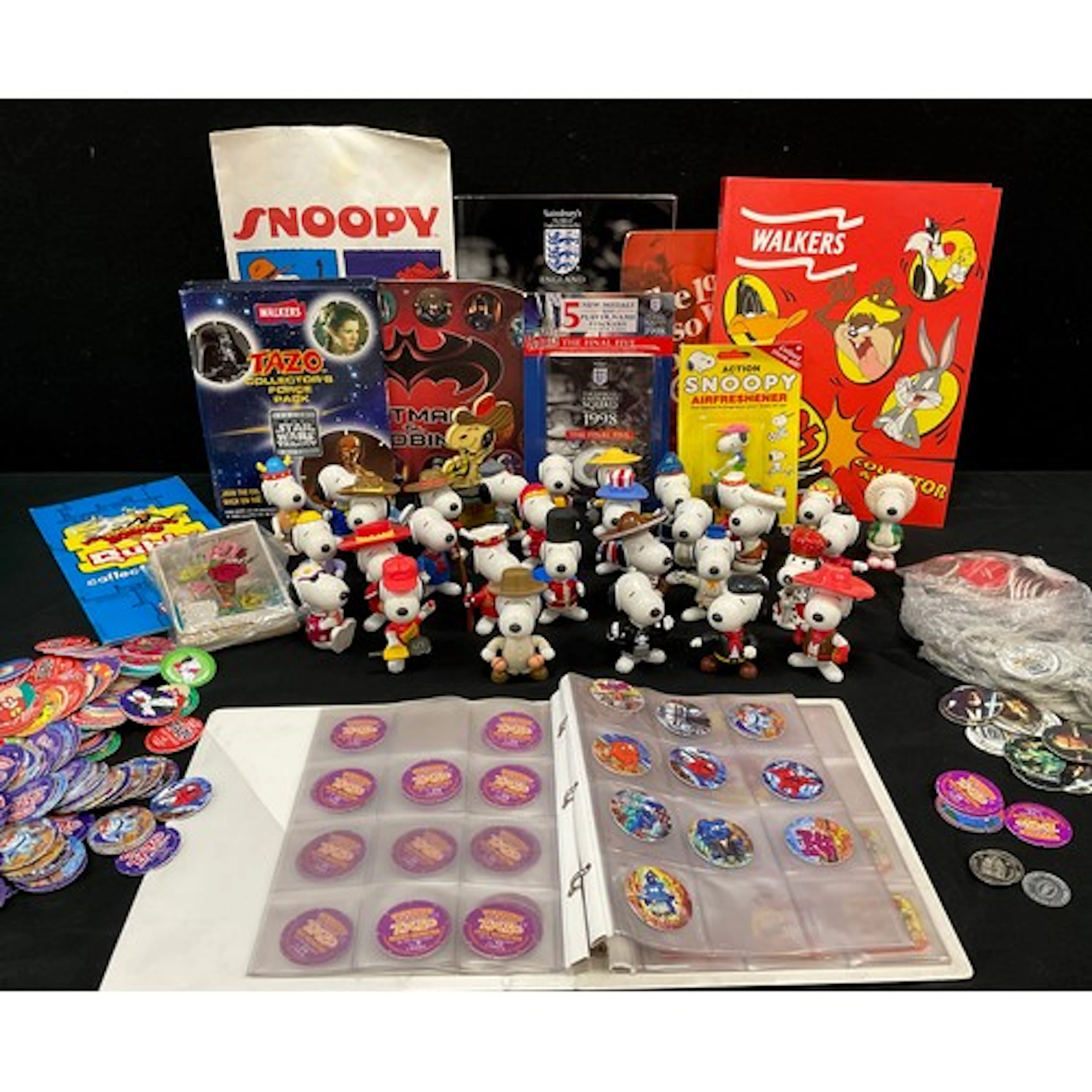 Toys & Collectables - a large quantity of Tazos, in album's...