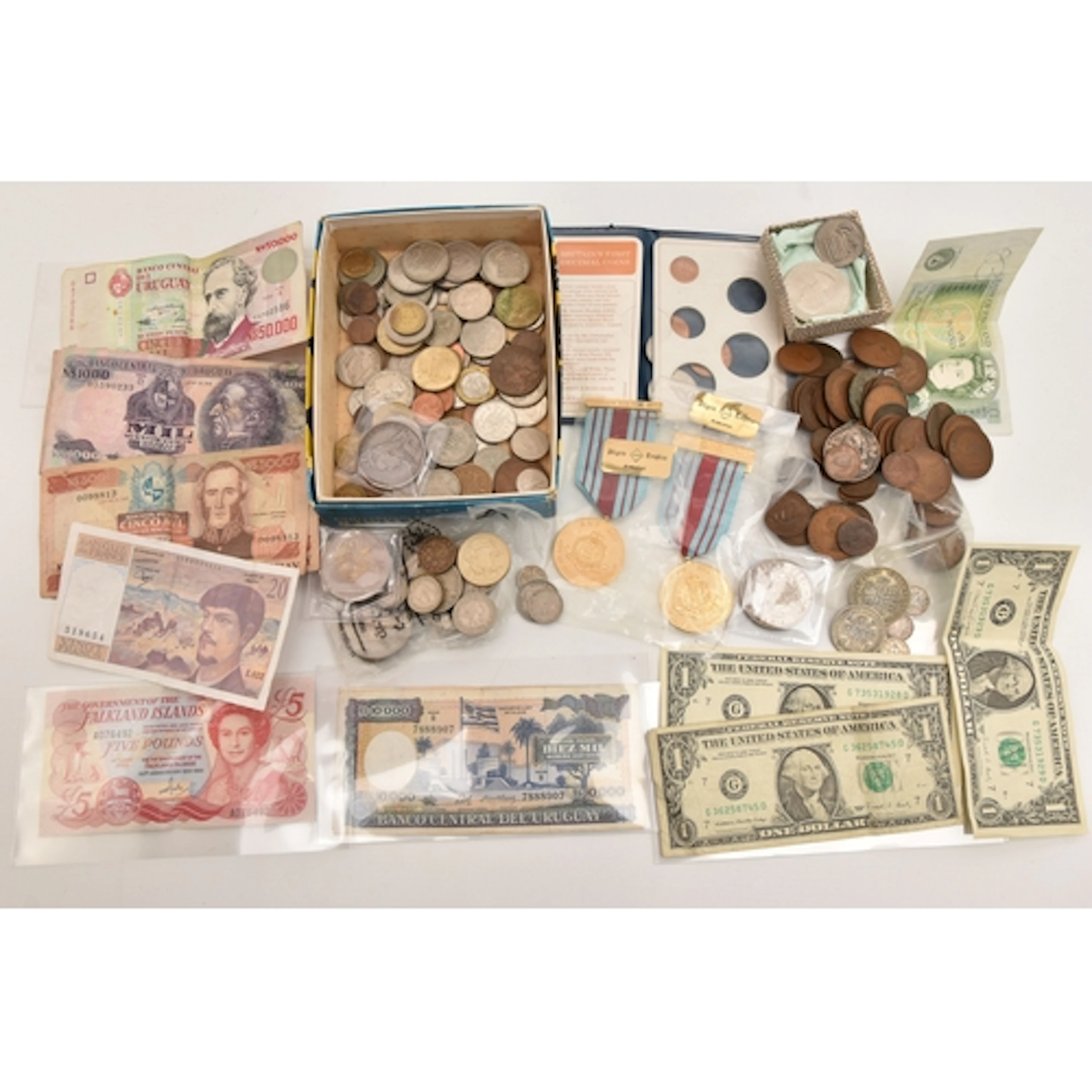 A CARDBOARD BOX CONTAINING COINS AND BANKNOTES TO INCLUDE 2 ...