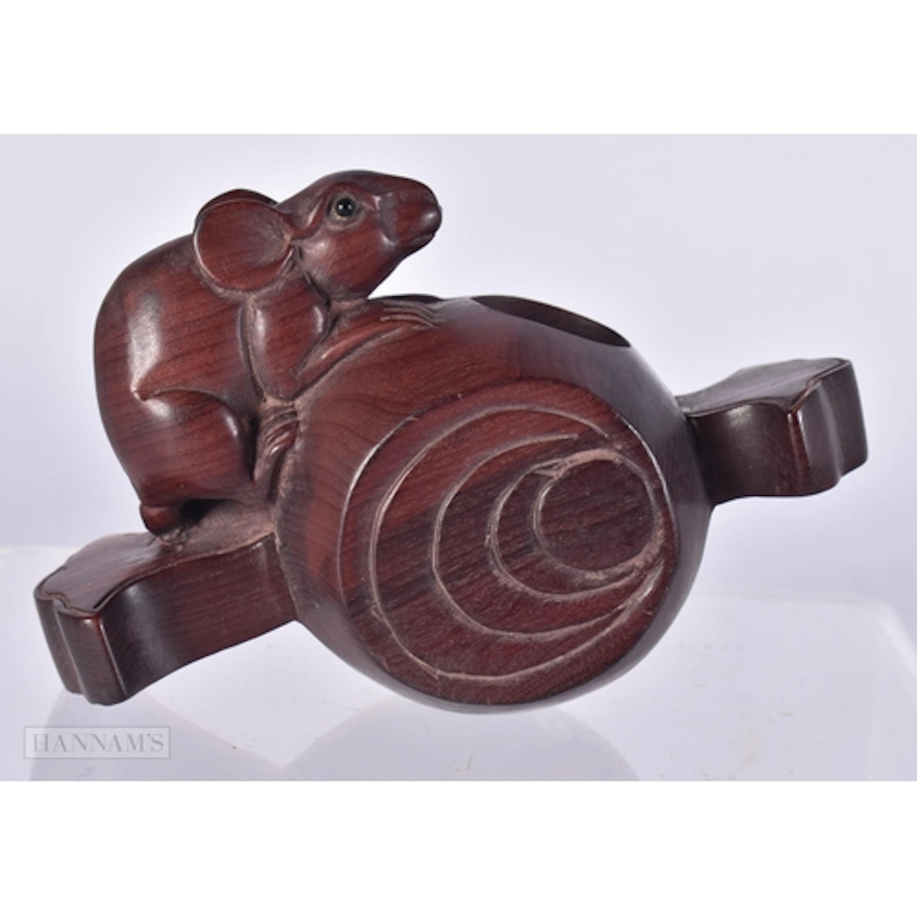 A CARVED WOOD RAT NETSUKE. 6 x 8.7 x 3.7 cm
