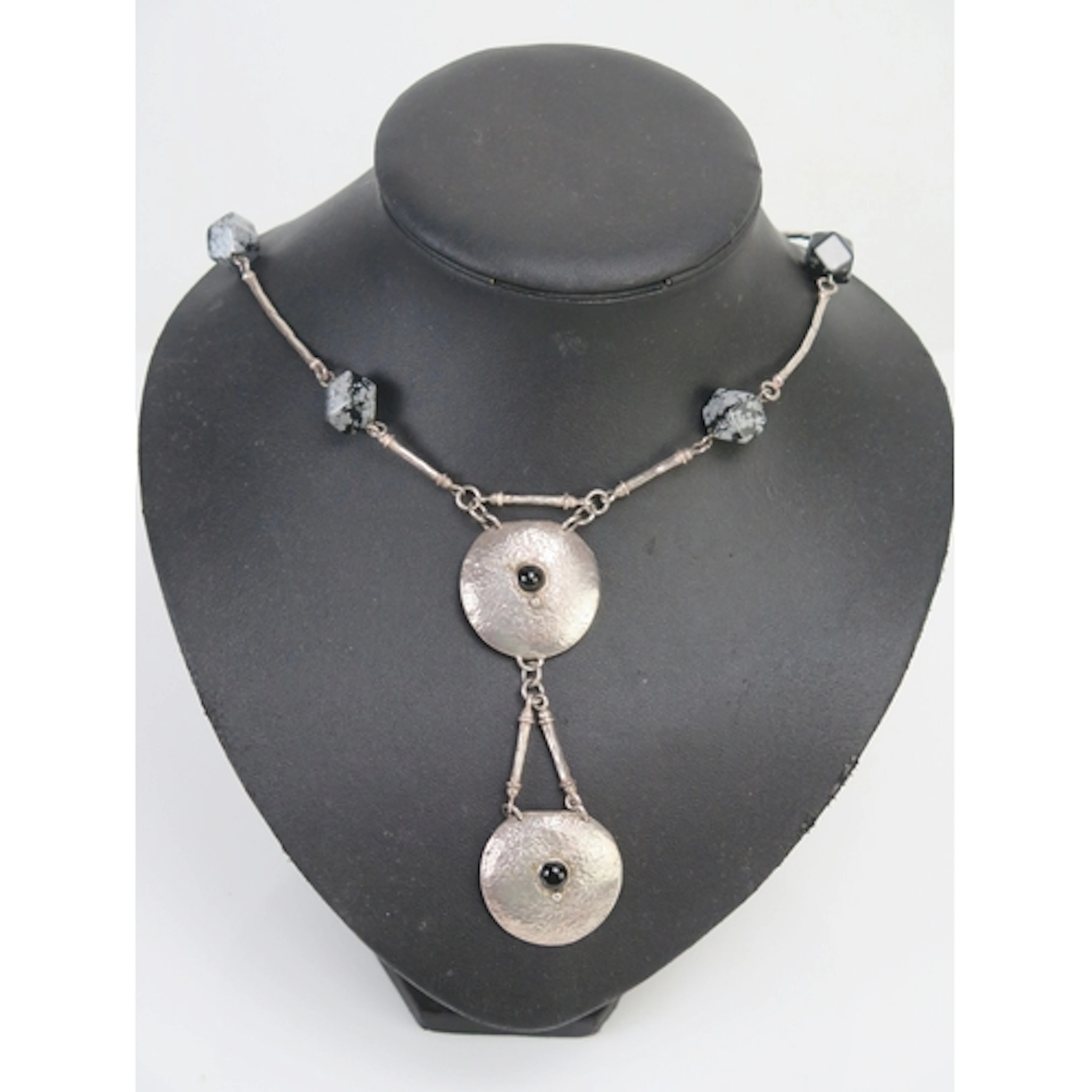 A precious white metal and obsidian lariat necklace, 45cm, 4...