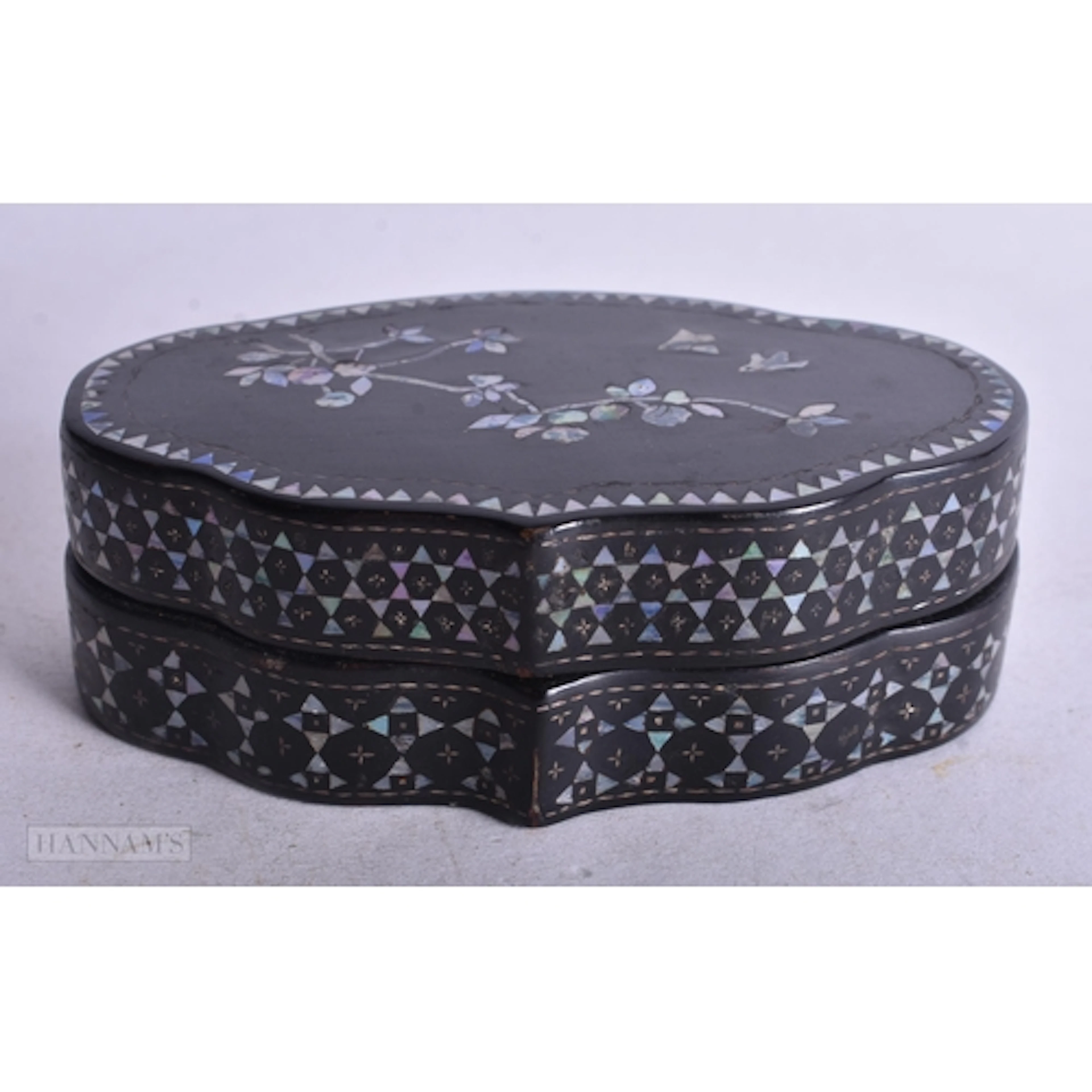 AN ANTIQUE ORIENTAL MOTHER OF PEARL INLAID LACQUER SNUFF BOX...