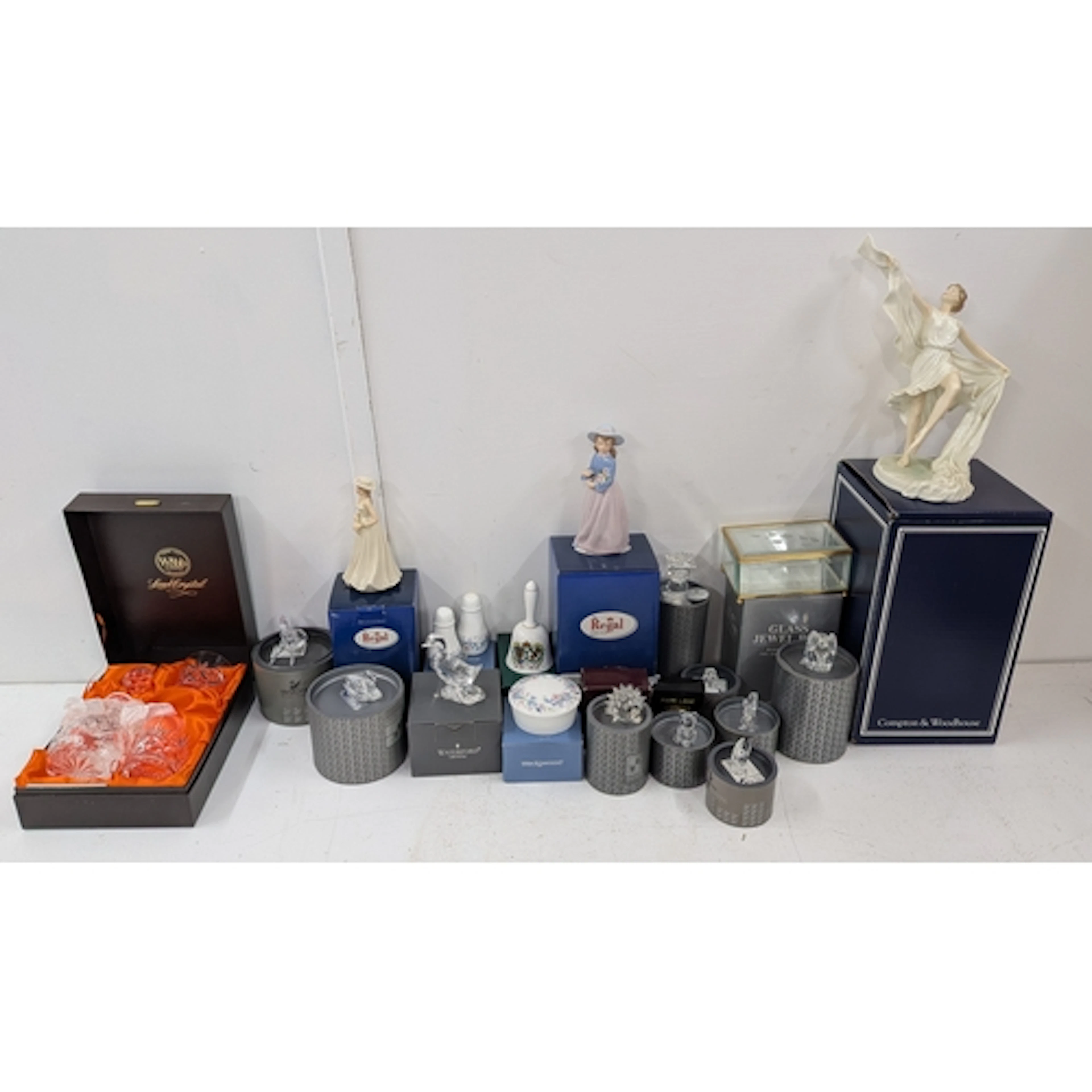 A mixed lot of ceramics and figurines to include Royal Worce...