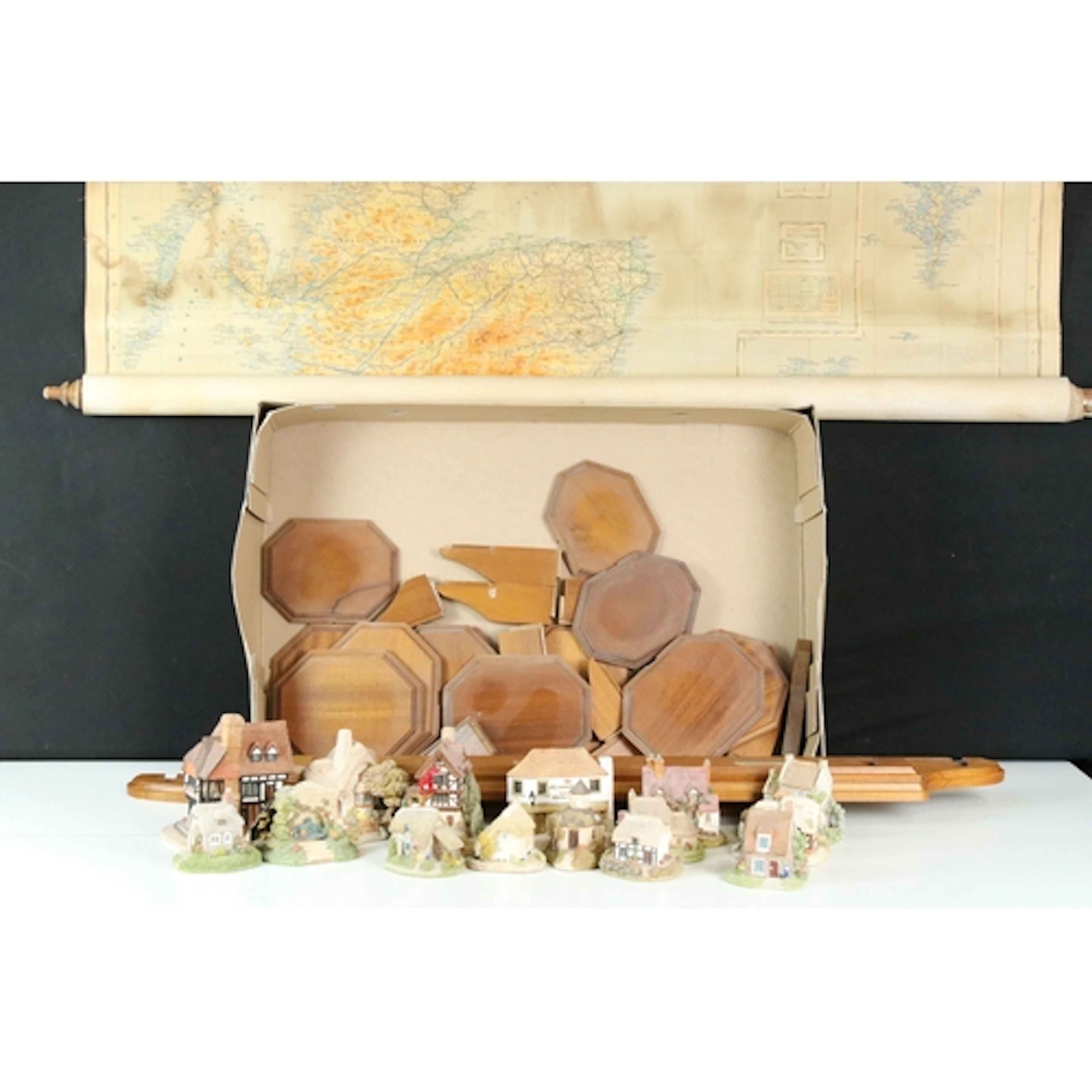 Fifteen Lilliput Lane models to include 'Swan Inn', 'Rivervi...