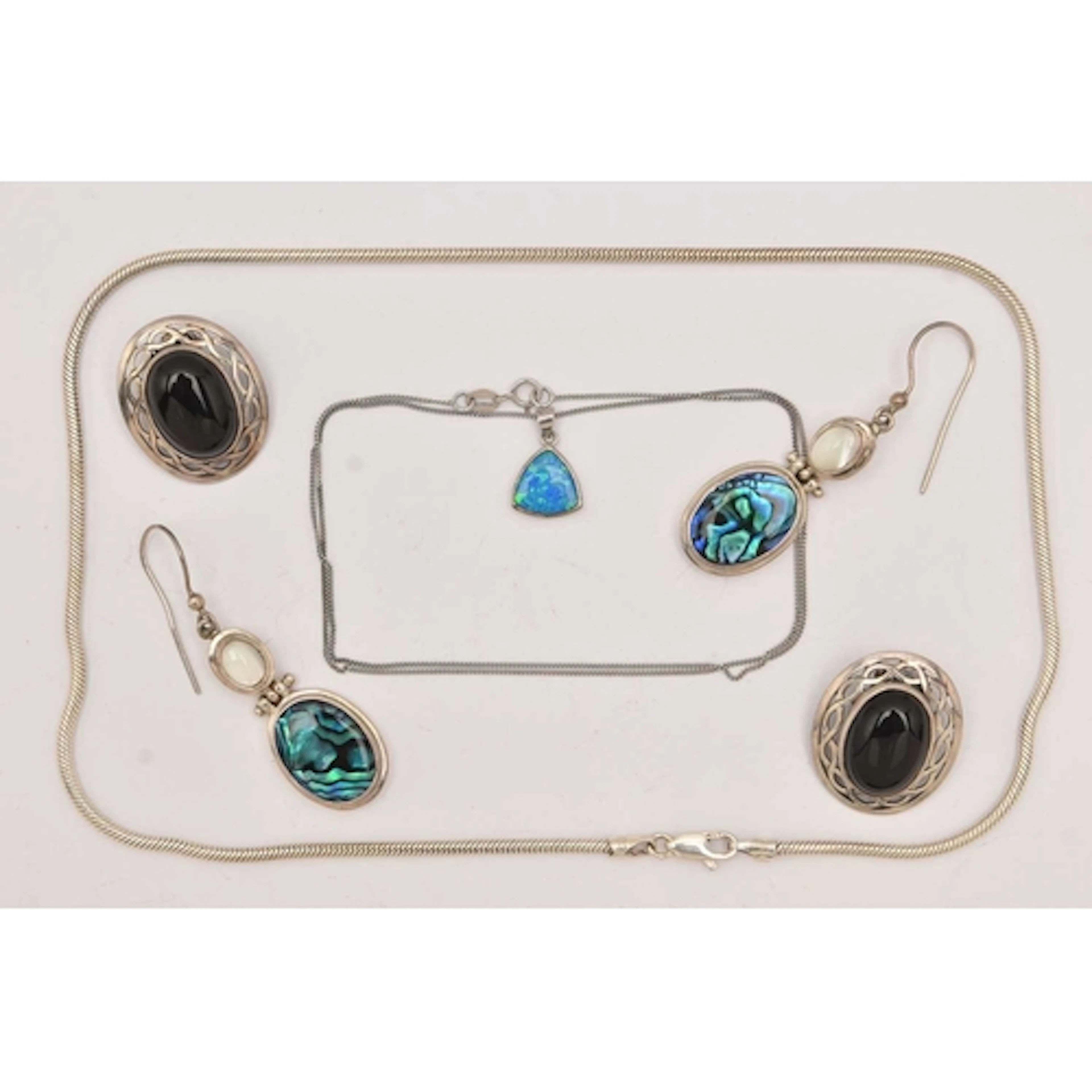 A SMALL ASSORTMENT OF JEWELLERY, to include a silver snake c...