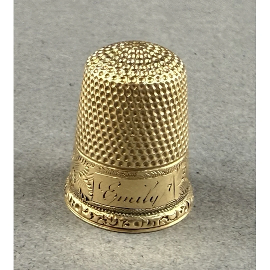 Jewellery: a yellow metal thimble, unmarked but testing as 9...