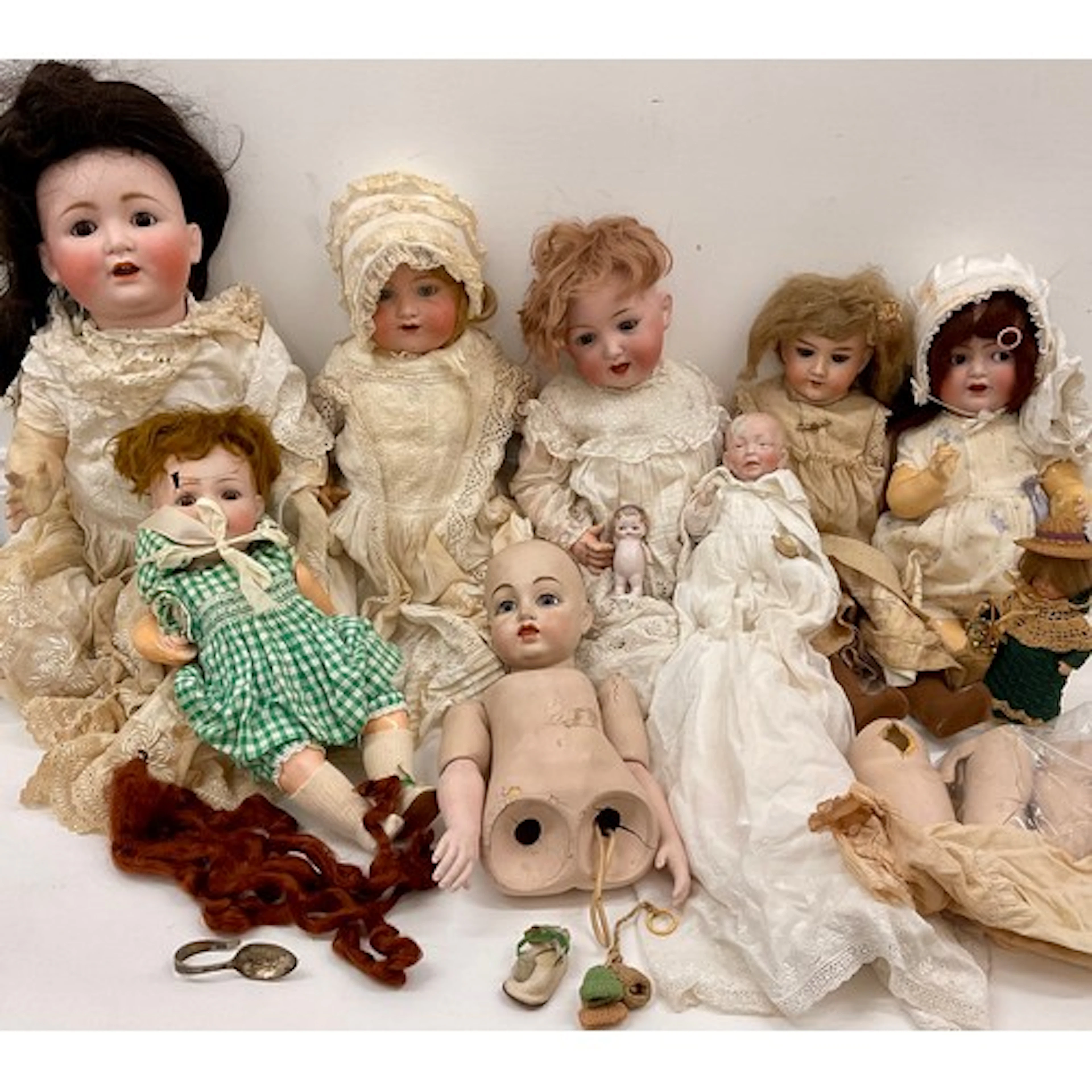Dolls - An early 20th century bisque headed, soft bodied dol...