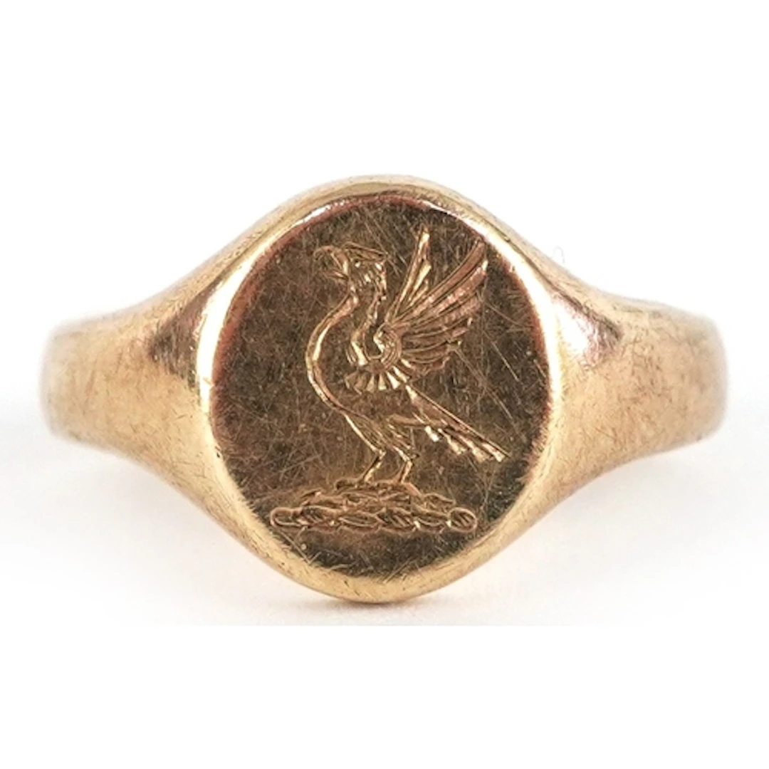 9ct gold signet ring engraved with a phoenix, size J, 5.4g.