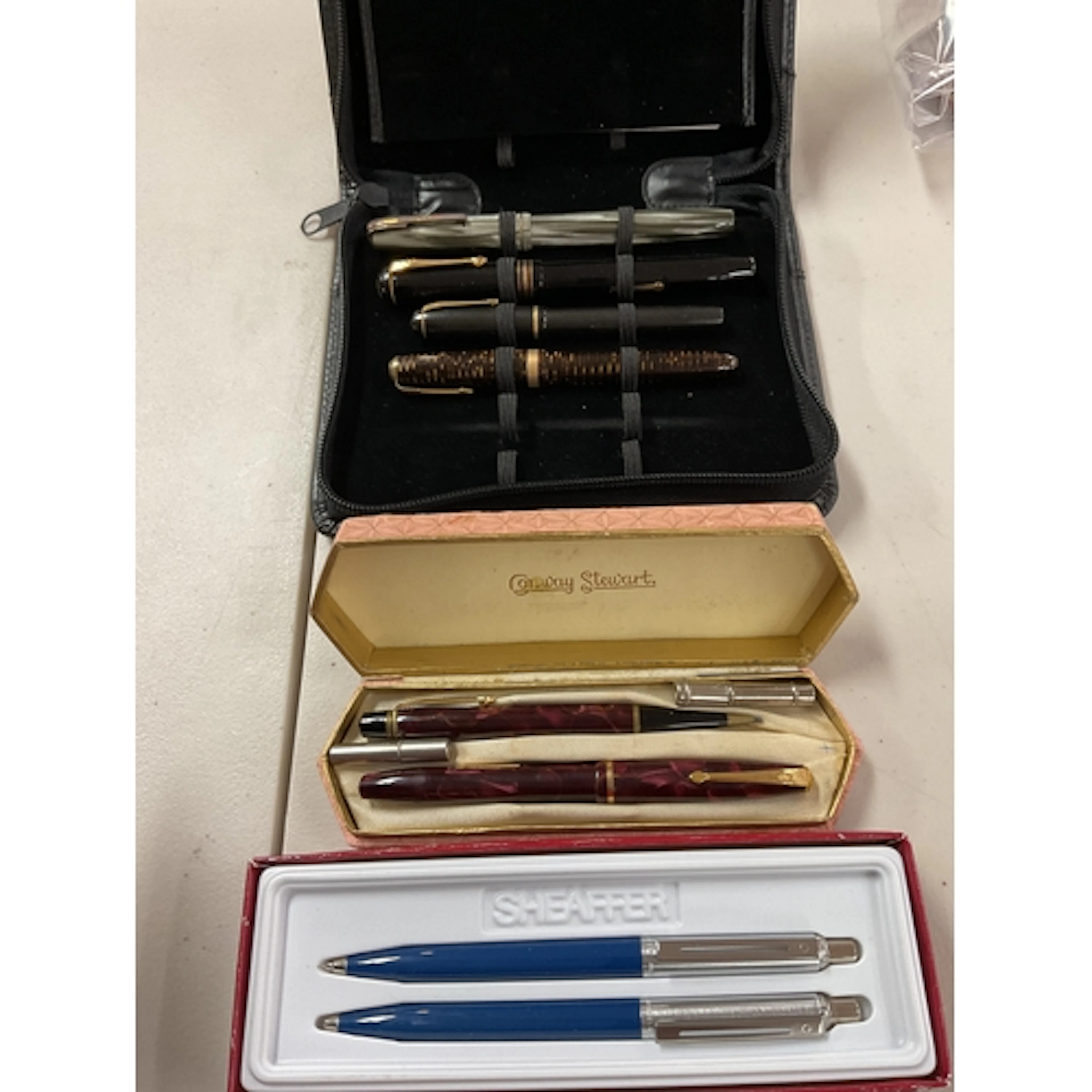 Qty vintage Conway Stewart fountain pens and others.