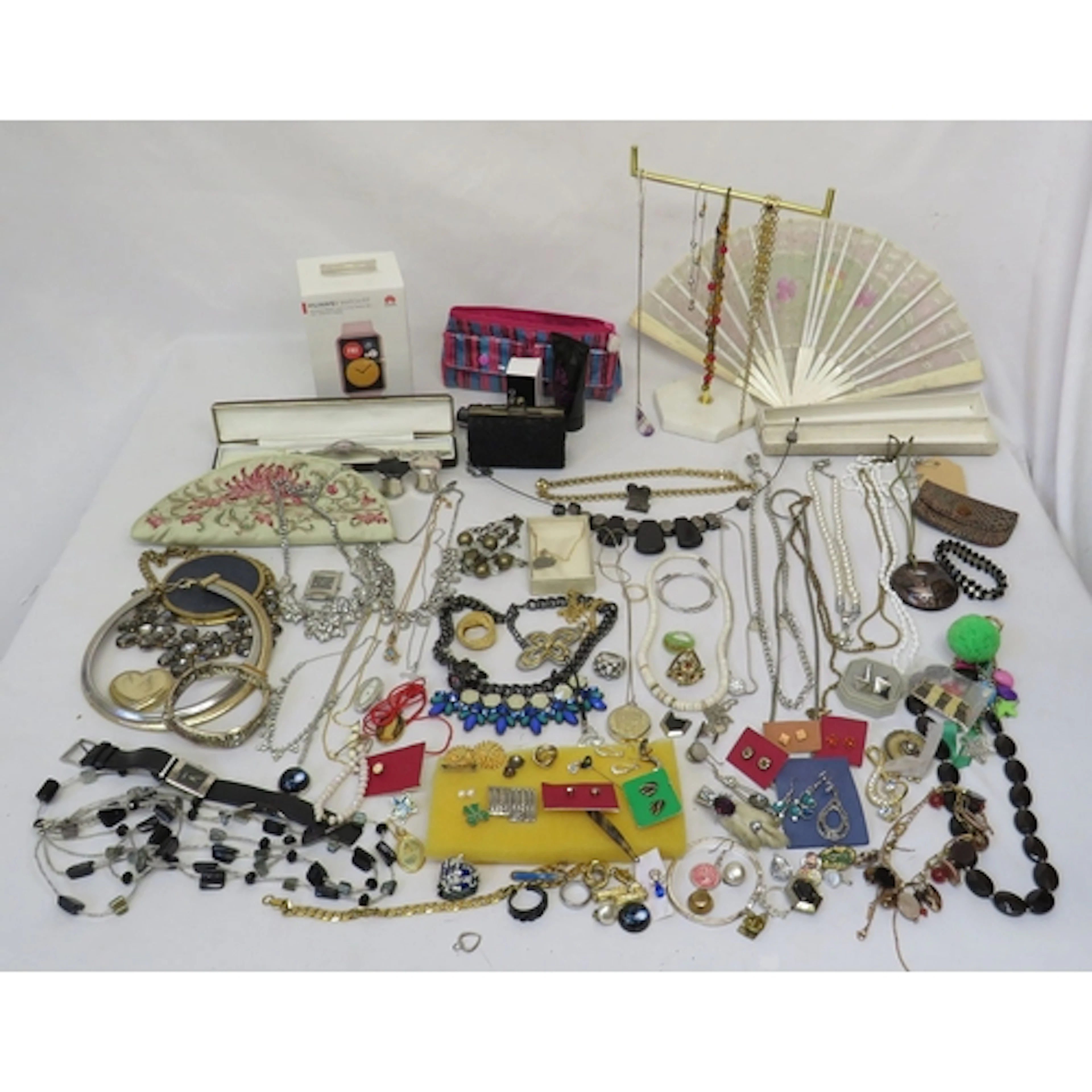 Costume Jewellery mostly contemporary incl. necklaces, neckl...