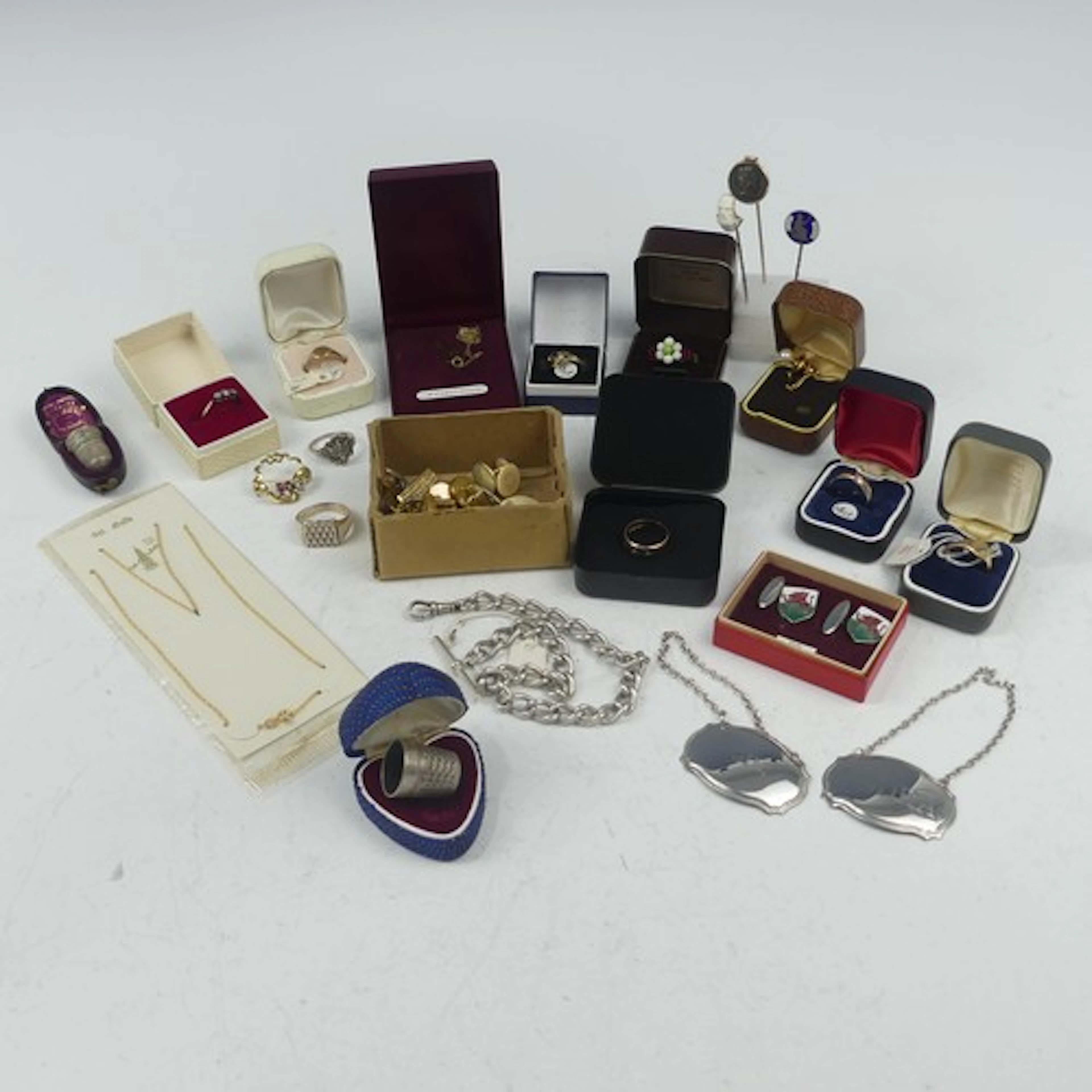 A quantity of Jewellery and Costume Jewellery, including a d...