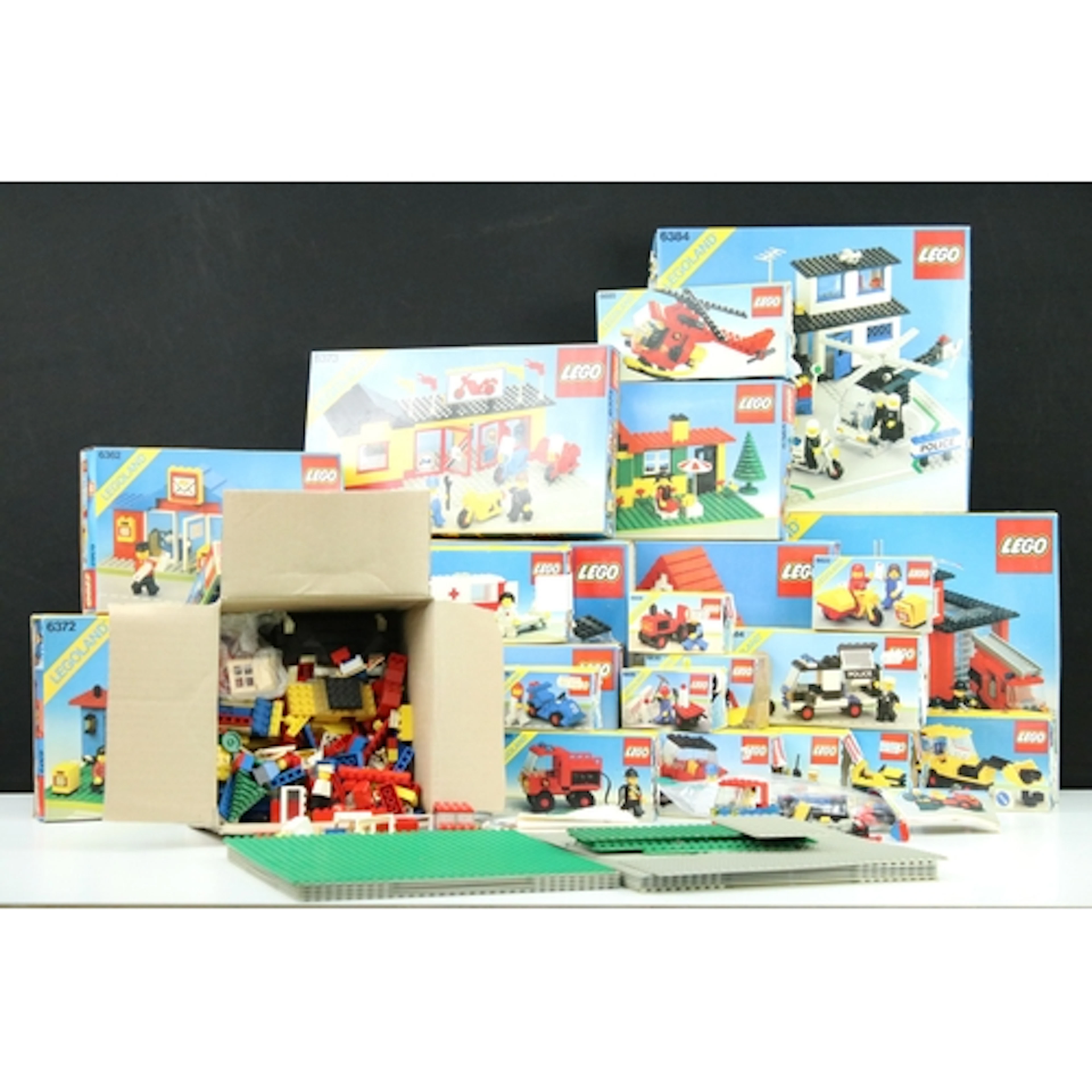 Lego - 23 Boxed 1980s onwards Lego sets to include 6382 Fire...