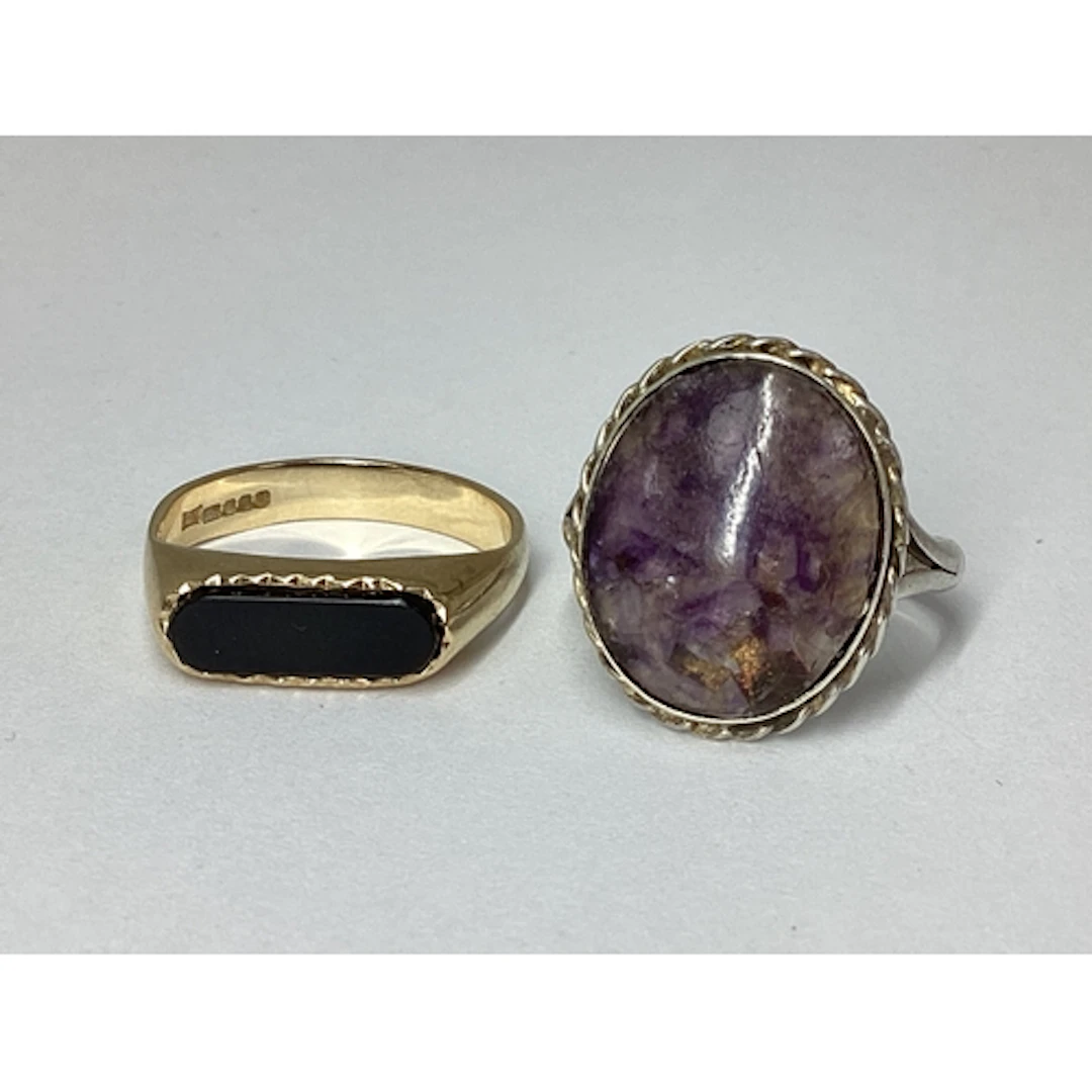 A 9ct Gold Signet Style Ring, with elongated black inset pan...