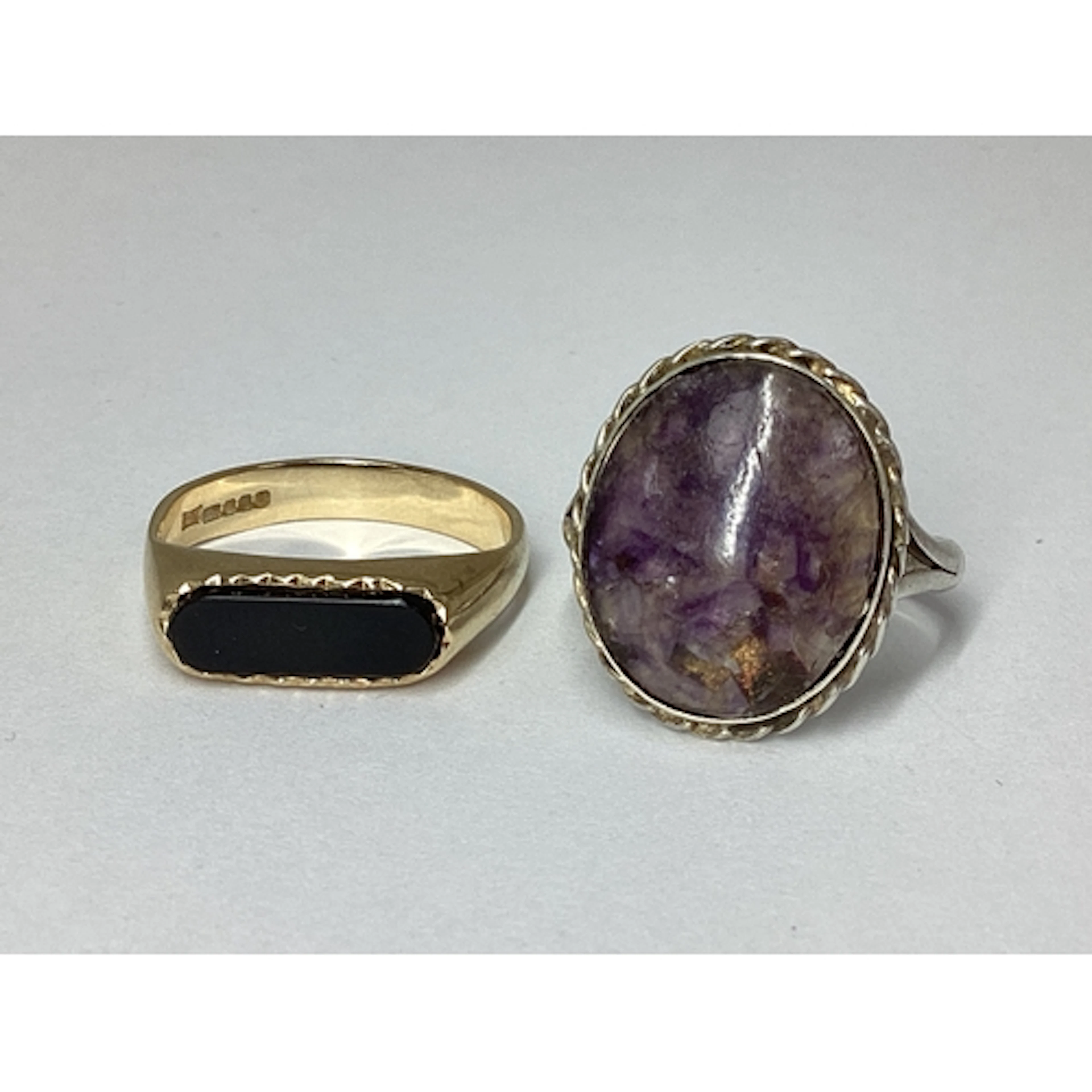 A 9ct Gold Signet Style Ring, with elongated black inset pan...