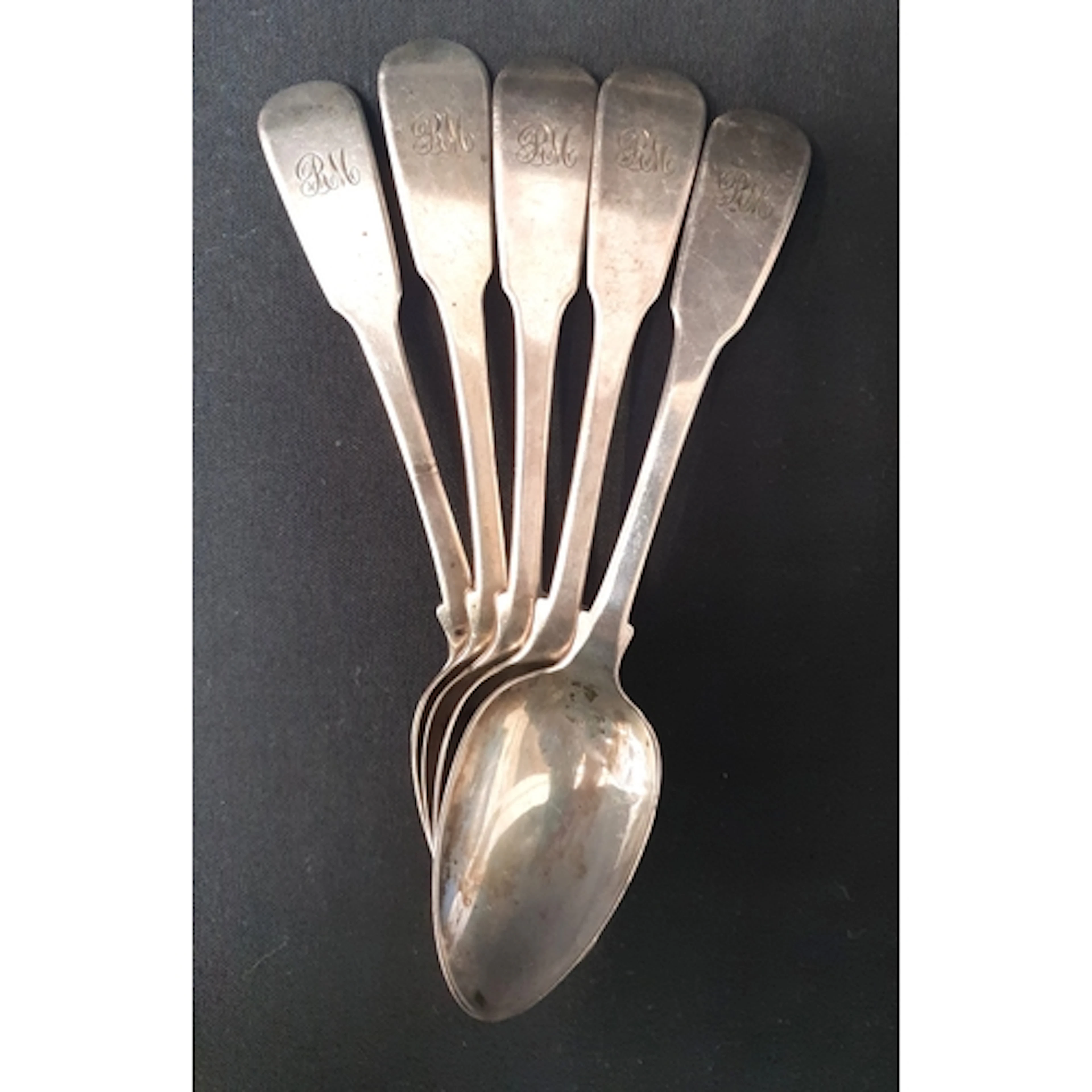 SET OF FIVE GEORGE IV SILVER TEASPOONS the fiddle pattern ha...