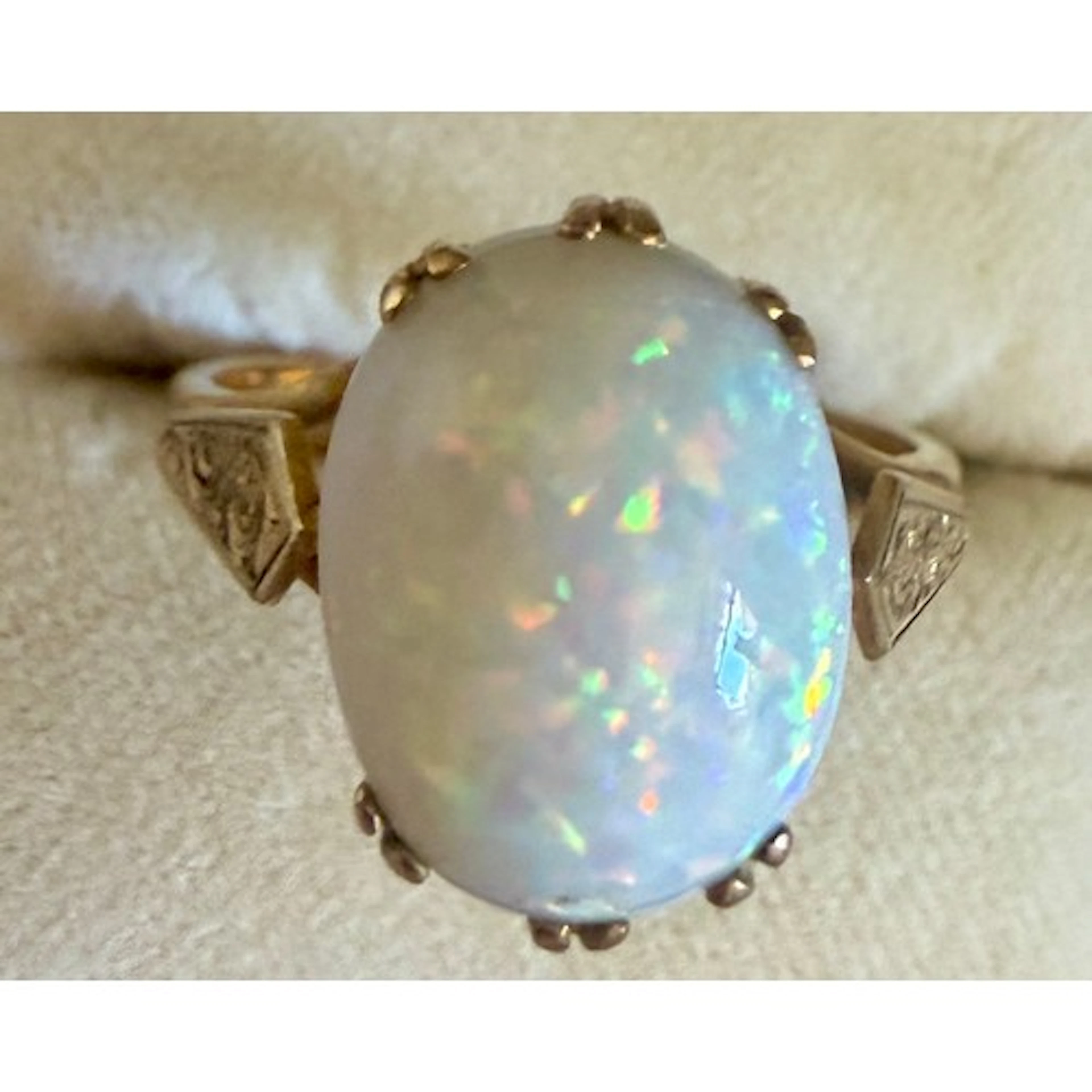 A 9 carat gold ring set with opal. Weight 4.1gm. Size Q.