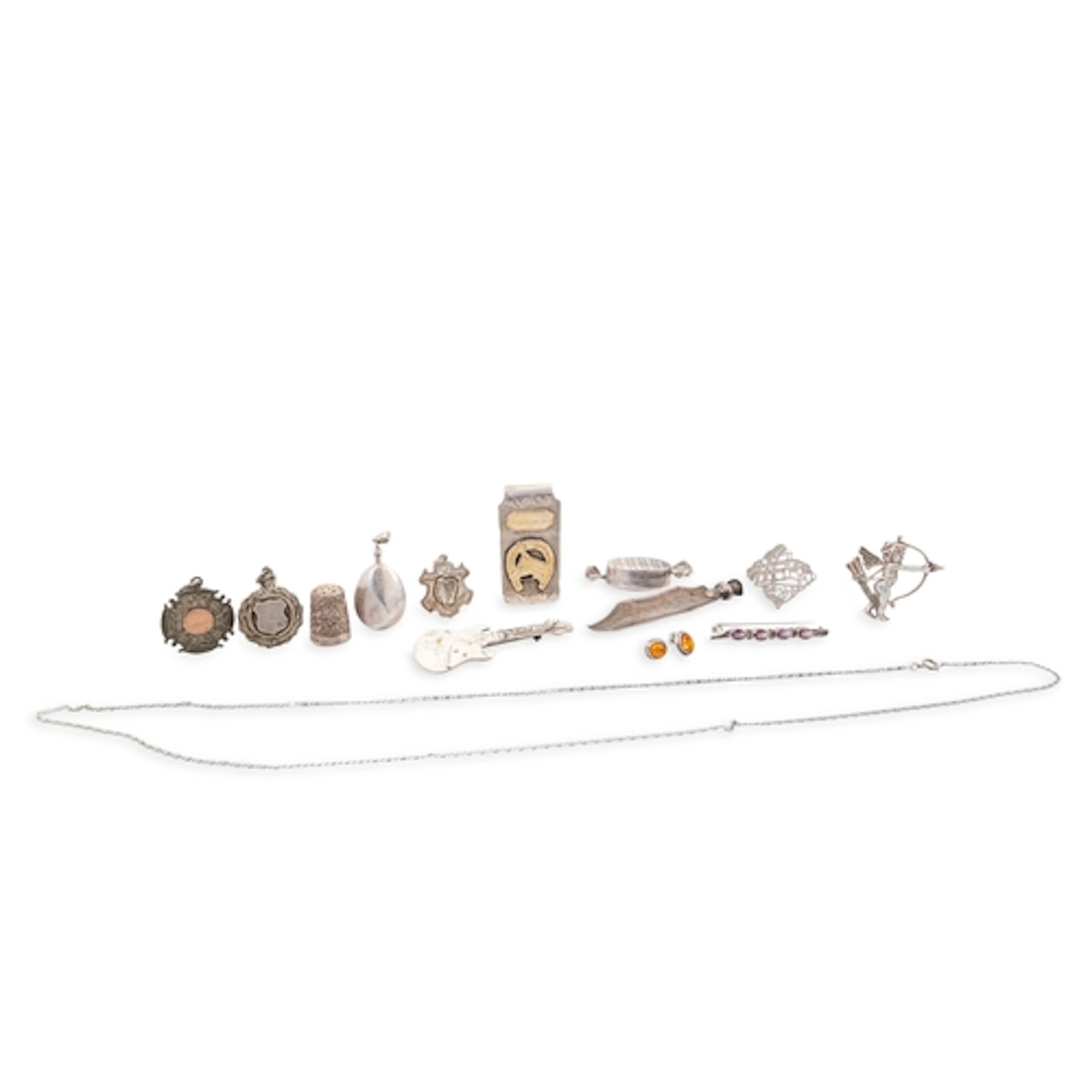 AN INTERESTING COLLECTION OF ANTIQUE, VINTAGE AND LATER ITEM...