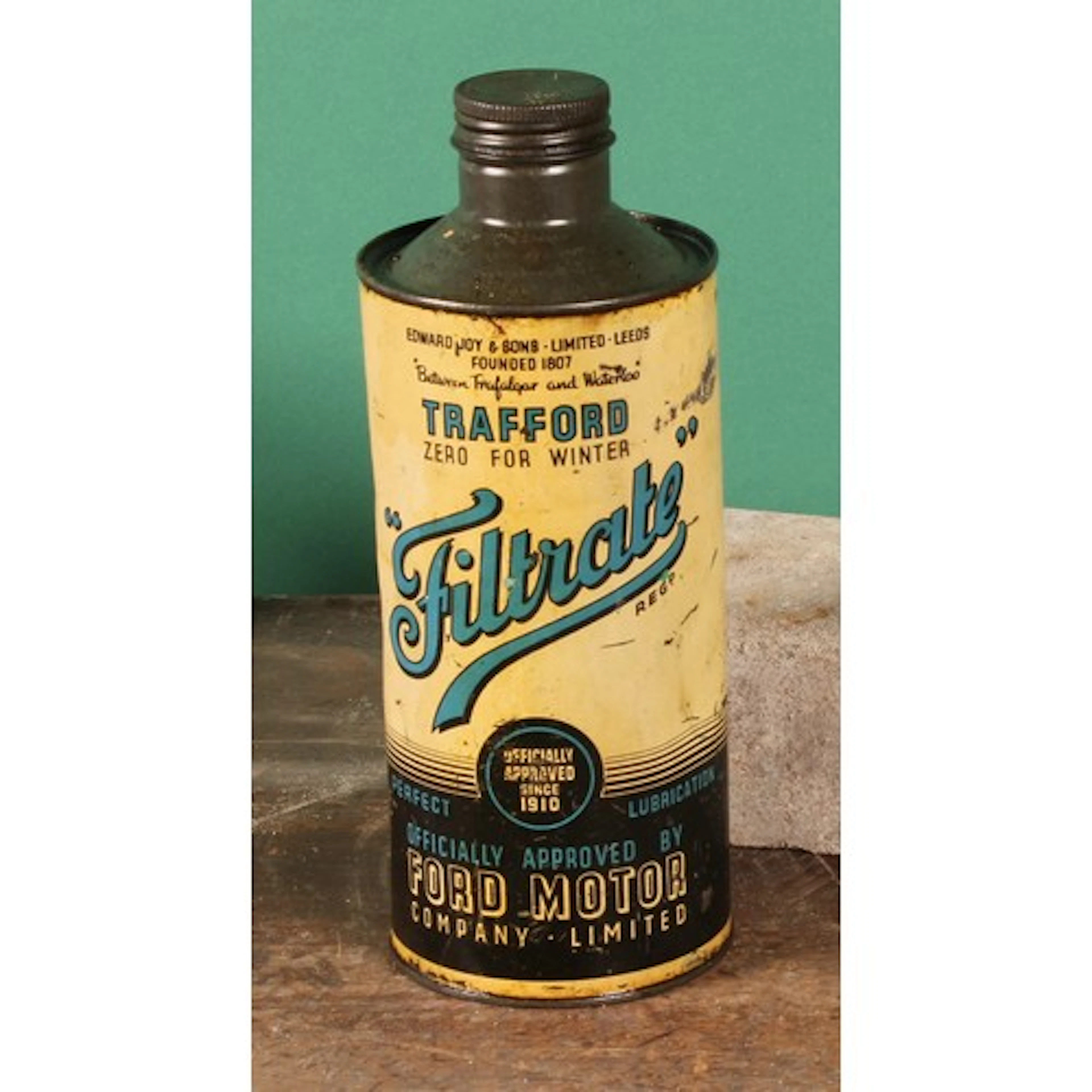 Petroliana - a vintage cylindrical one quart oil can, FILTRA...