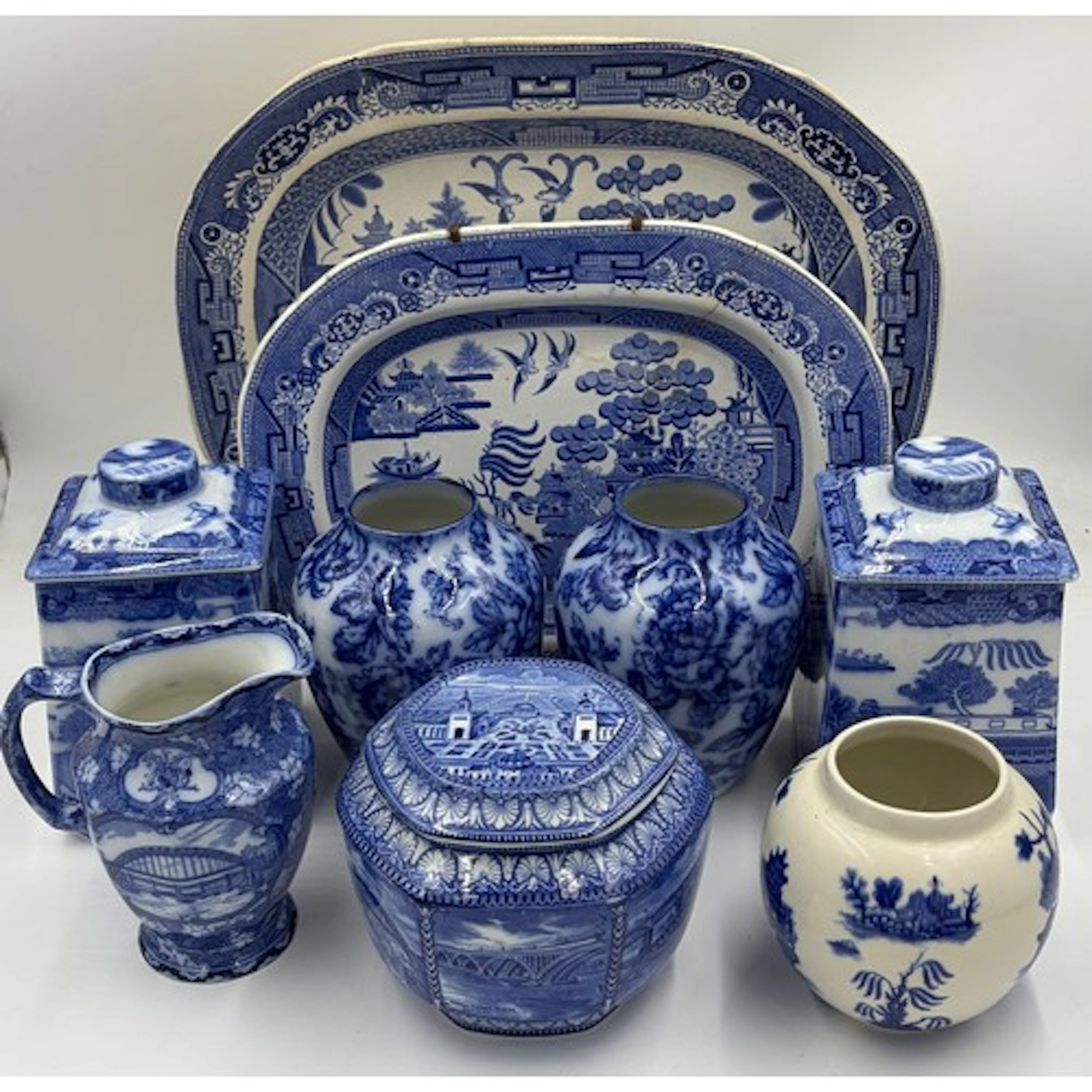 A pair of Willow pattern design platters 44cm and 35cm toget...