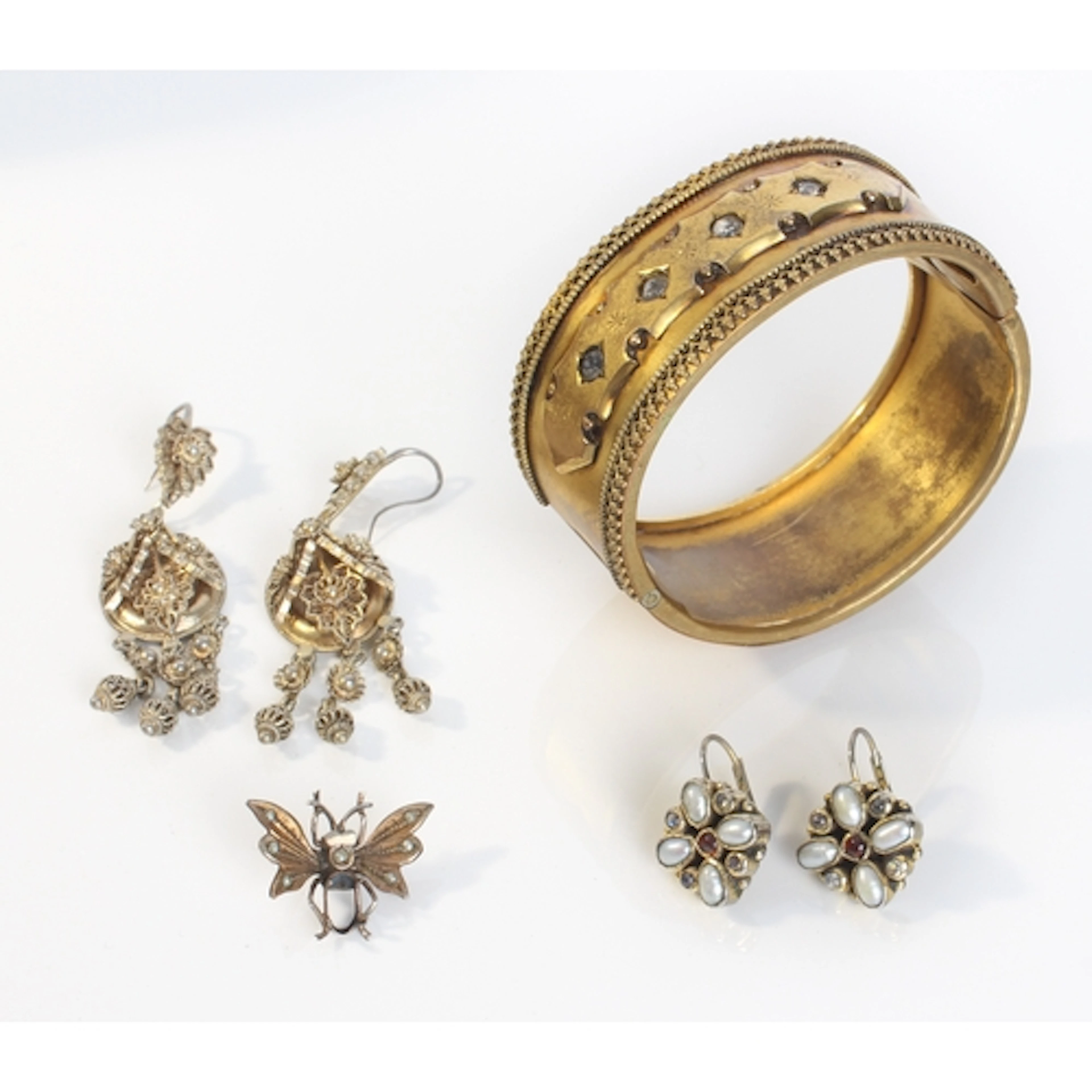 Four pieces of vintage jewellery - including a Victorian-sty...