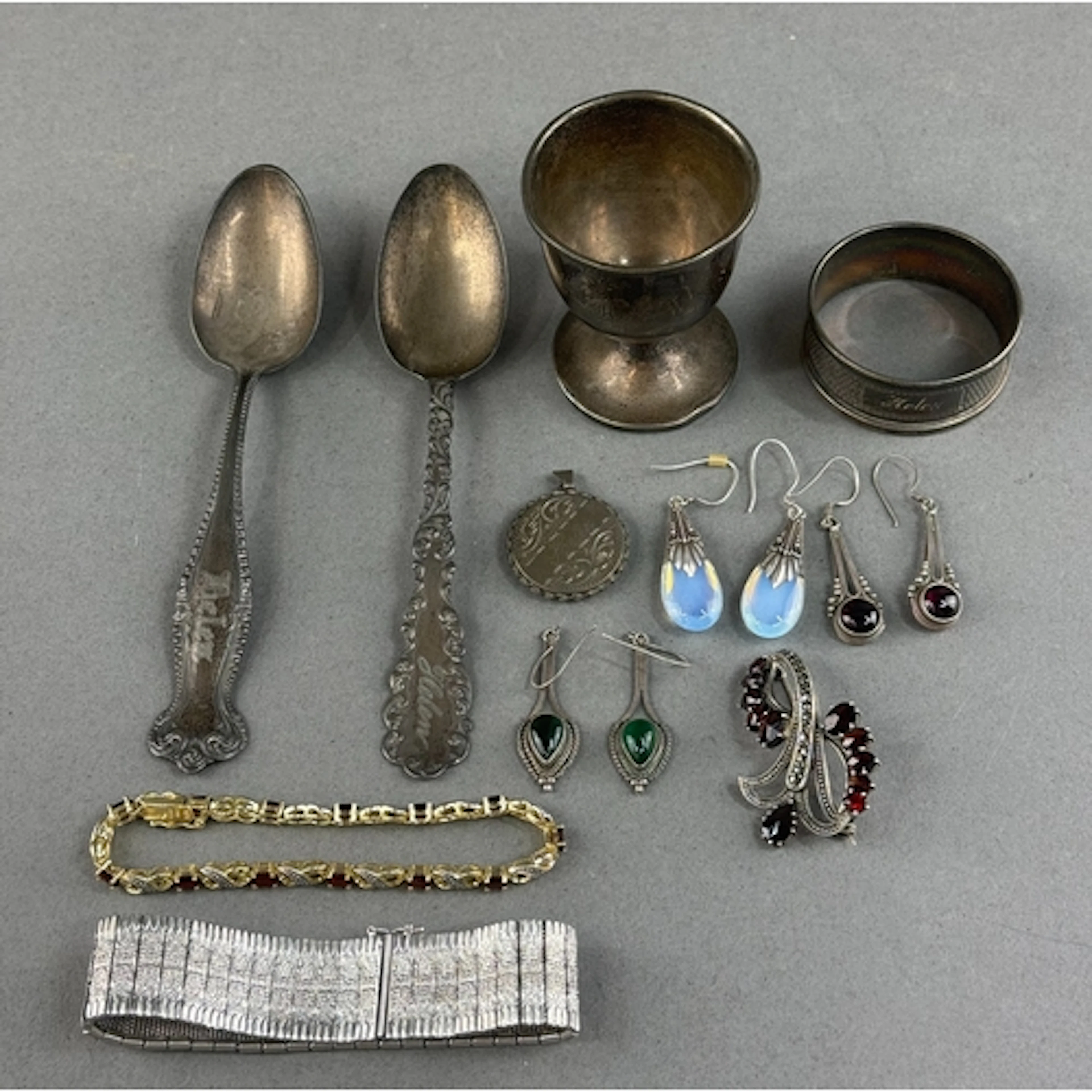 Jewellery- Collection of silver jewellery and silverware to ...