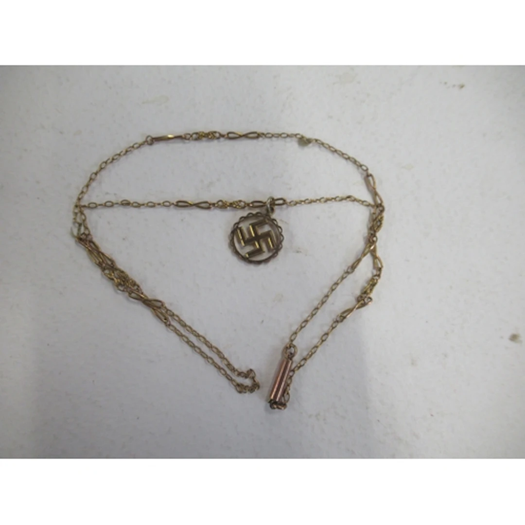 A 9ct gold chain and pendant, weight 3.6g