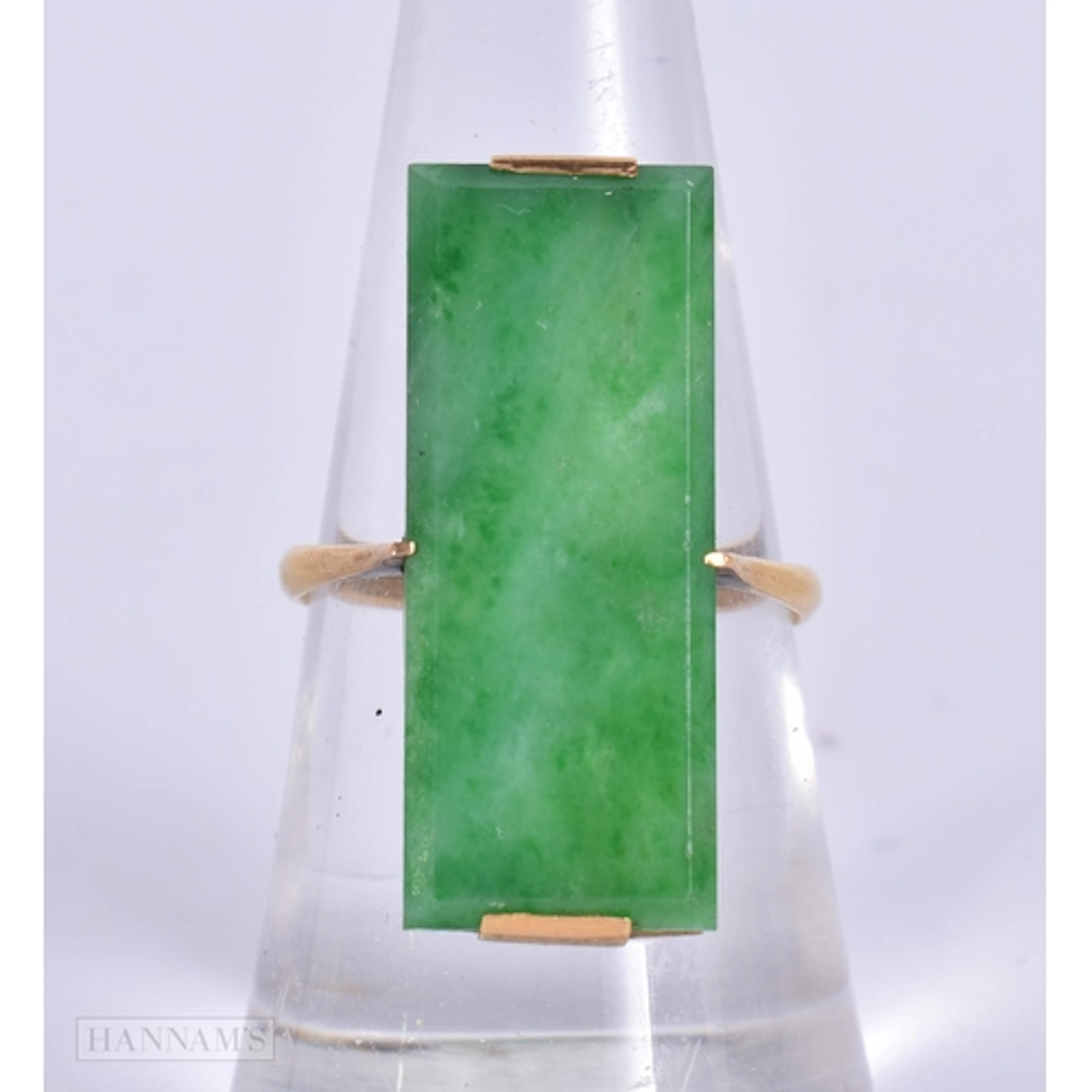 A CHINESE HIGH CARAT GOLD AND JADE RING. 3.55 grams.
