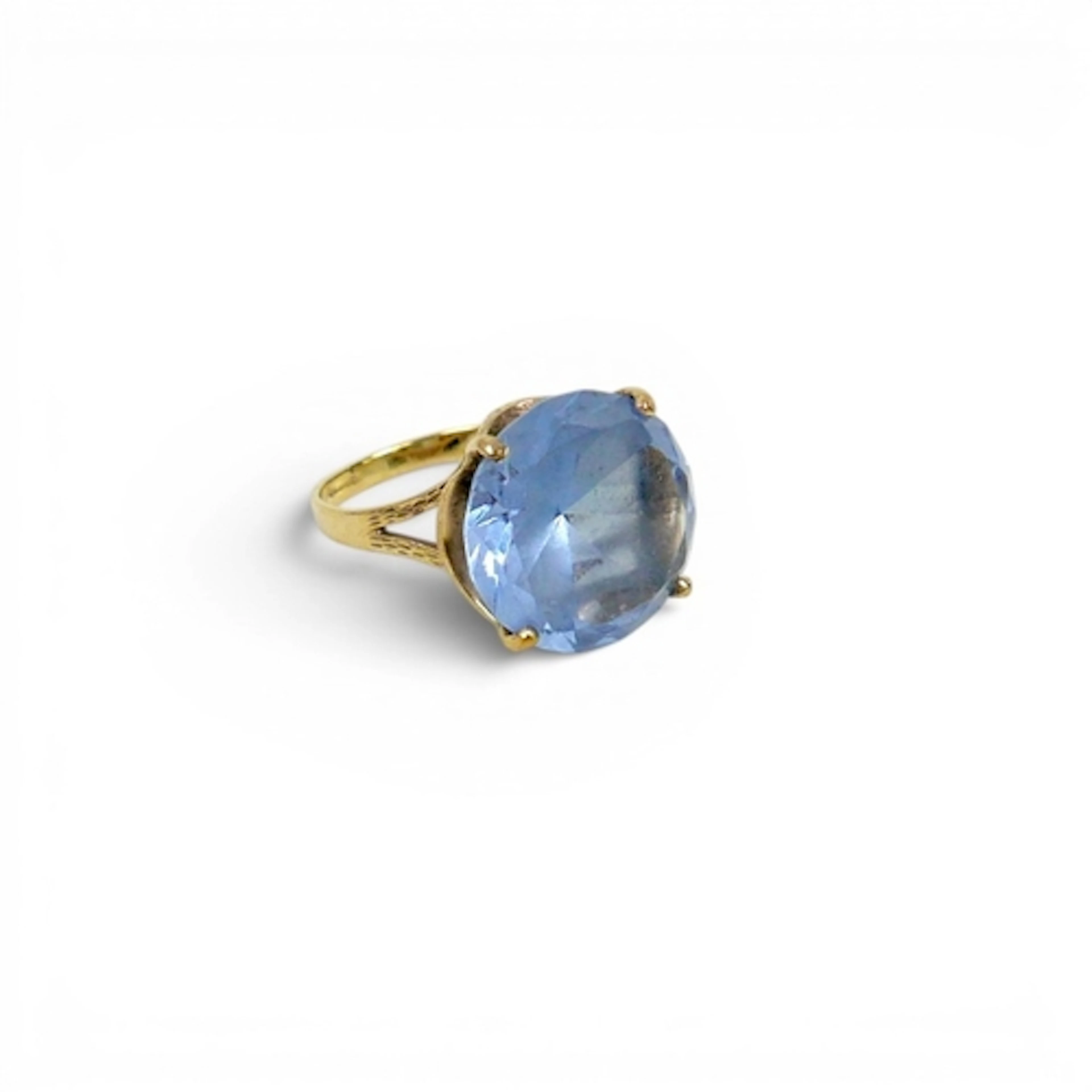 A 9CT GOLD RING WITH LARGE FACETED BLUE STONE, POSSIBLY TOPA...