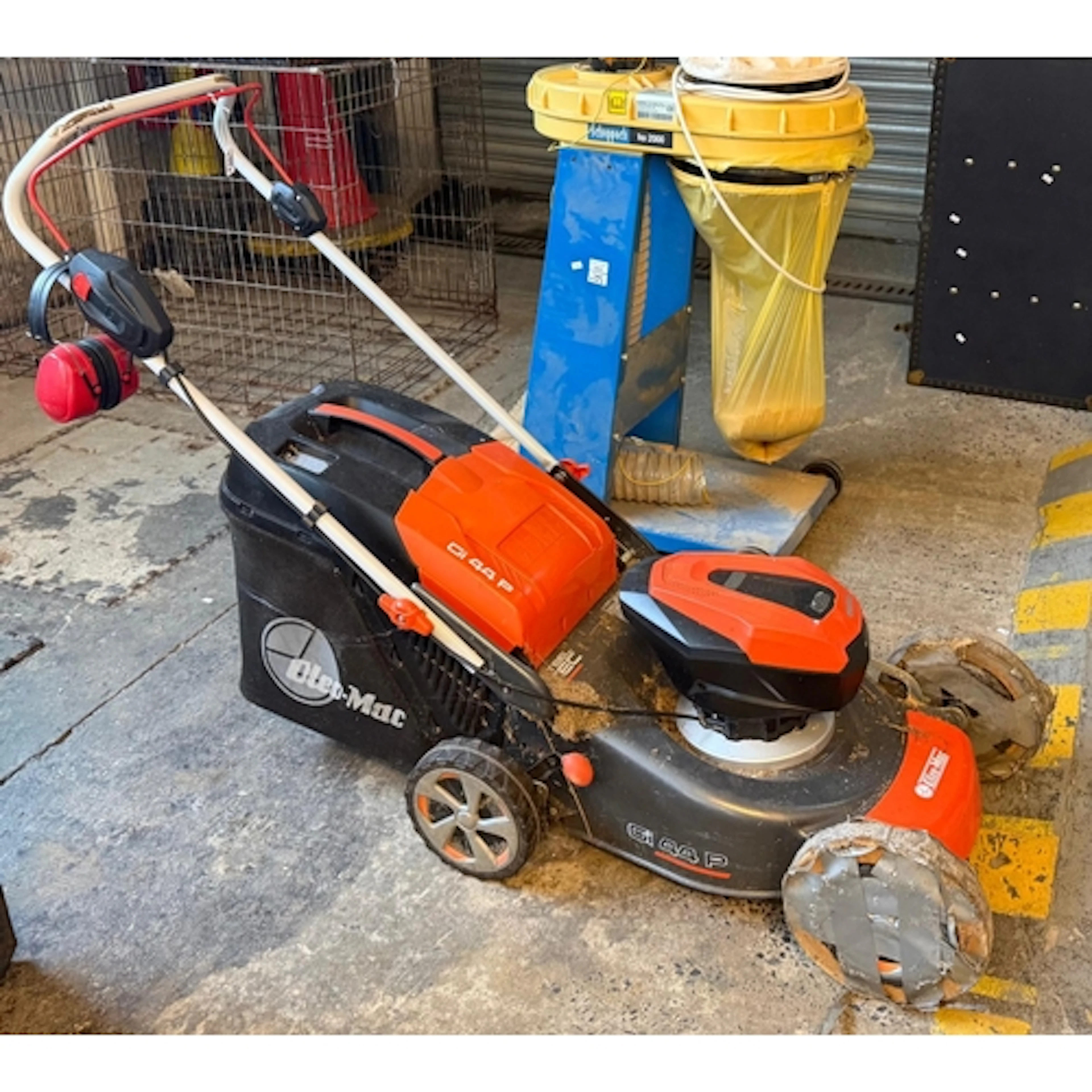 Oleo-Mack Gi 44P cordless lawnmower. (B.P. 21% + VAT)