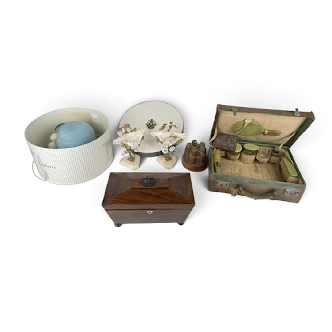 A MIXED LOT TO INCLUDE VANITY SET, PAIR OF SHELL SALTS, COPP...