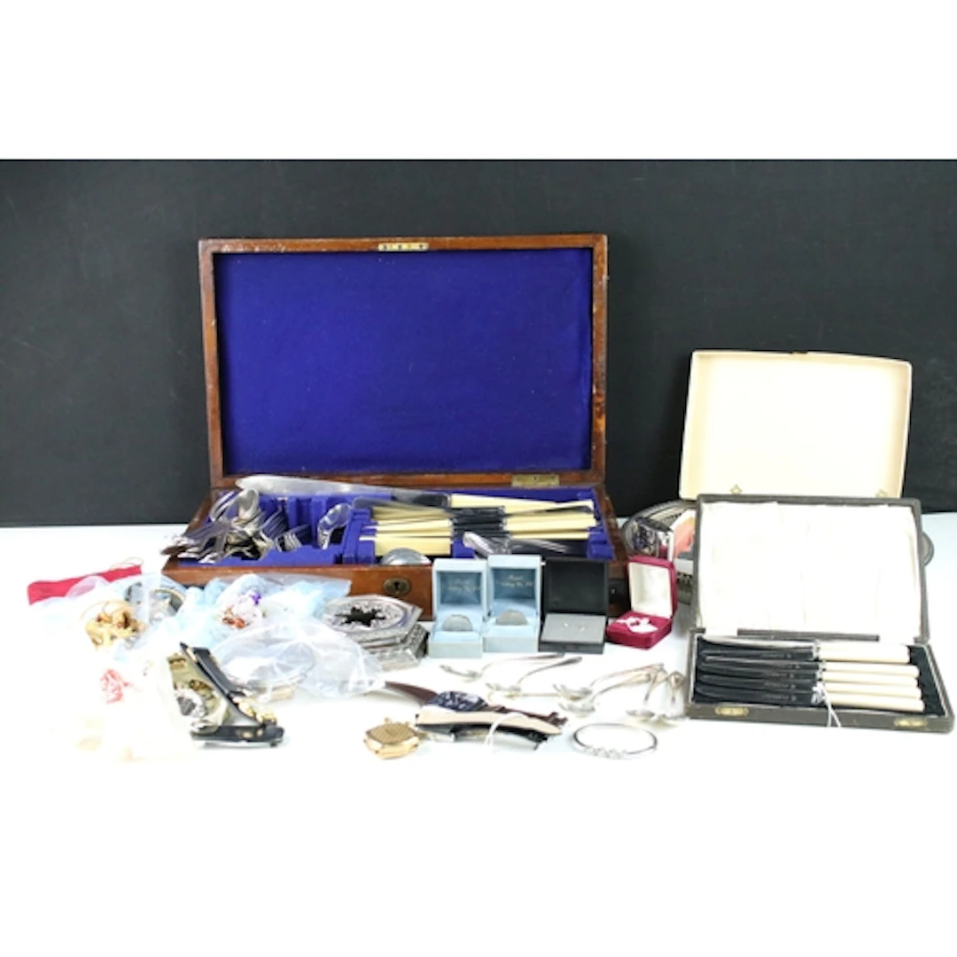 Collection of costume jewellery, comprising necklaces, rings...