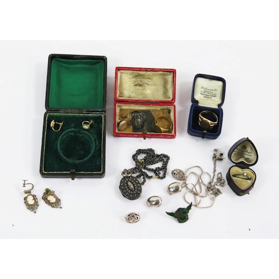 Assorted silver jewellery including rings, clip on earrings,...