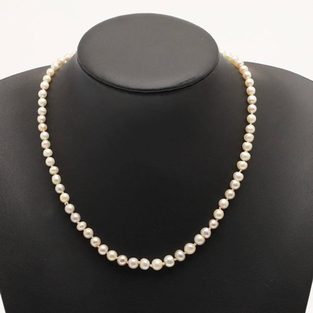 A SINGLE ROW GRADUATED NATURAL PEARL NECKLACE. the pearls gr...