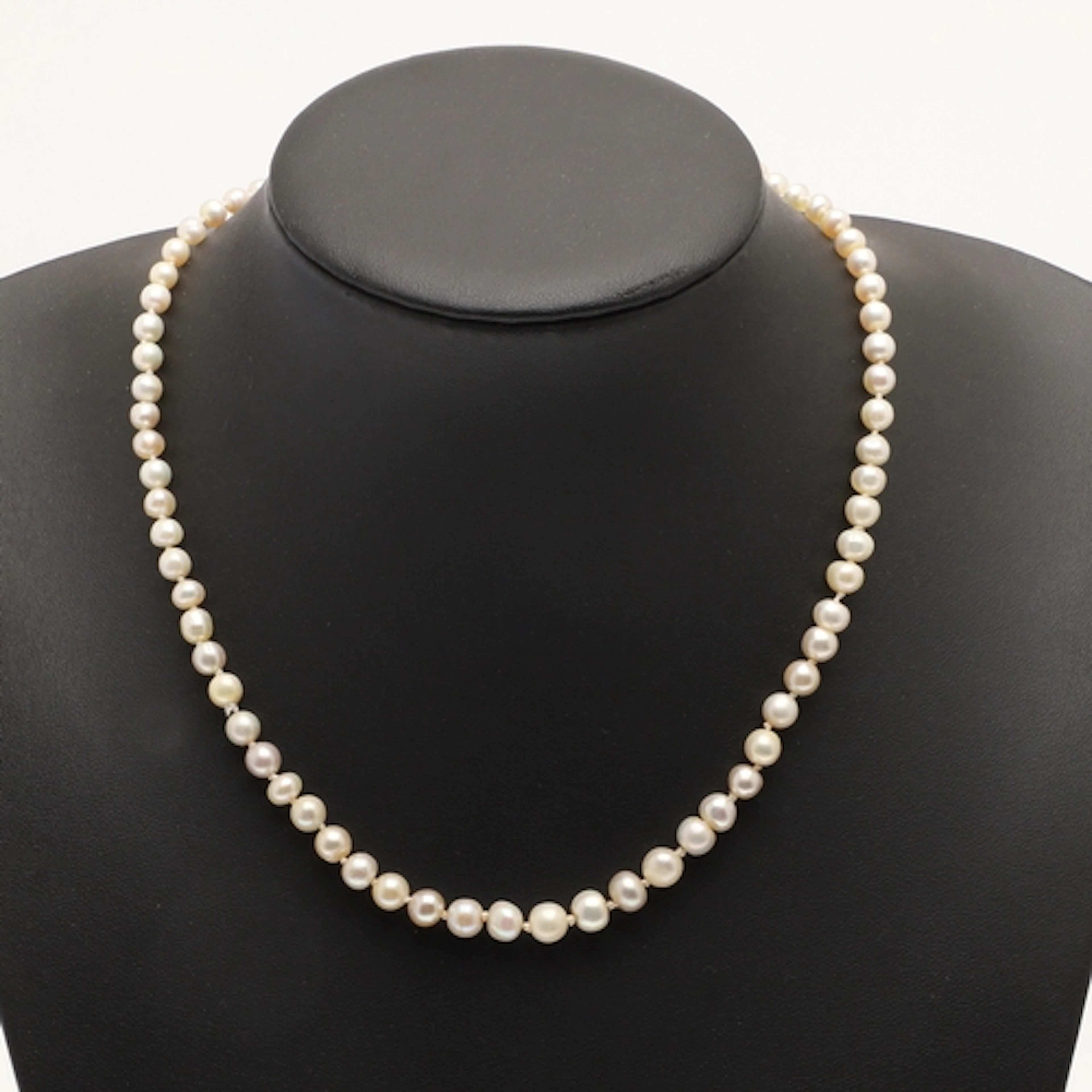A SINGLE ROW GRADUATED NATURAL PEARL NECKLACE. the pearls gr...