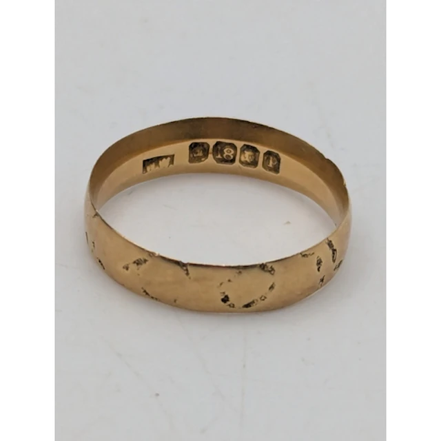 An 18ct yellow gold wedding band, stamped 18 with British ha...