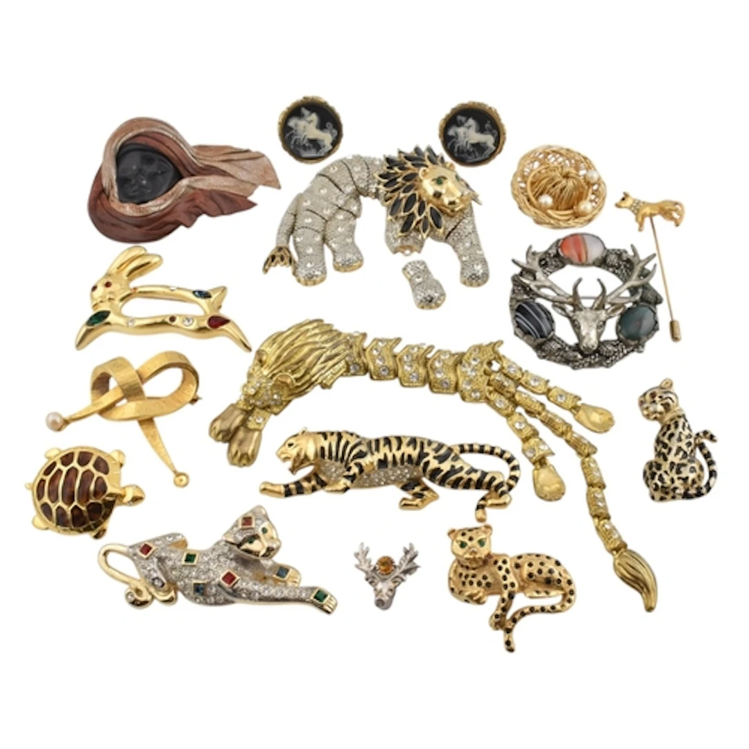 A varied selection of animal brooch pins. Fifteen items to i...
