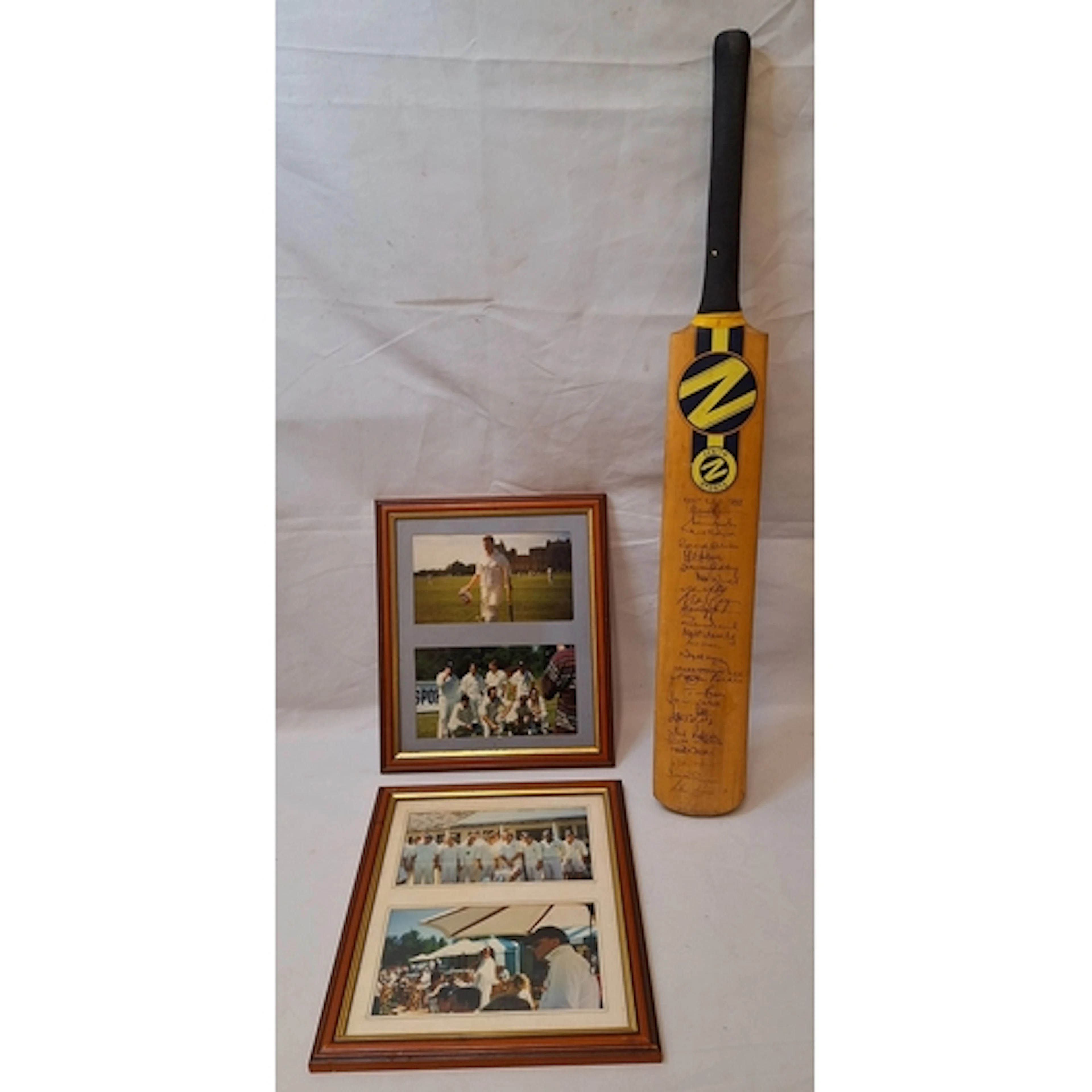 Cricketing Memorabilia incl. signed cricket bat from 1995 Ke...