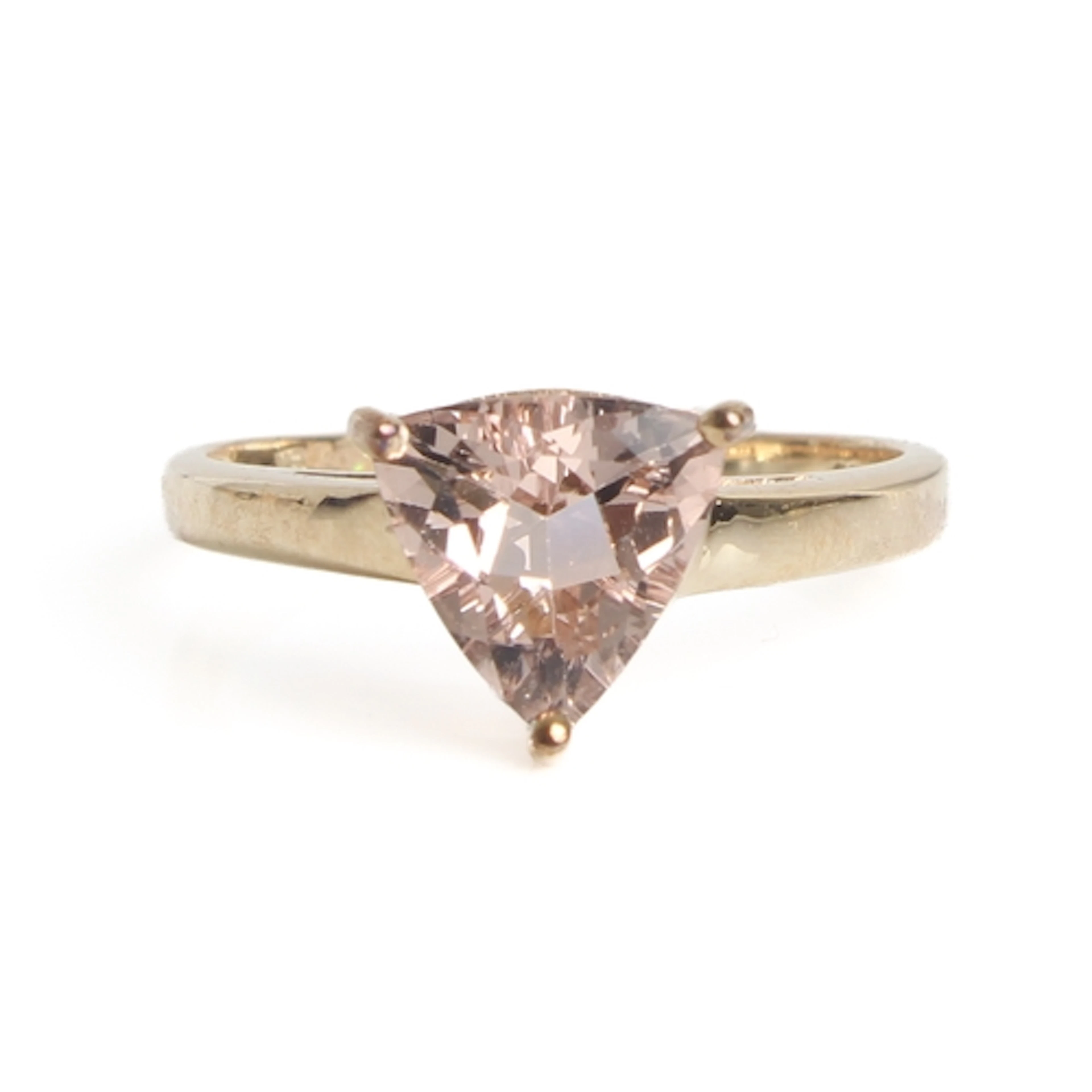A 9ct yellow gold and morganite single stone ring - with a 9...