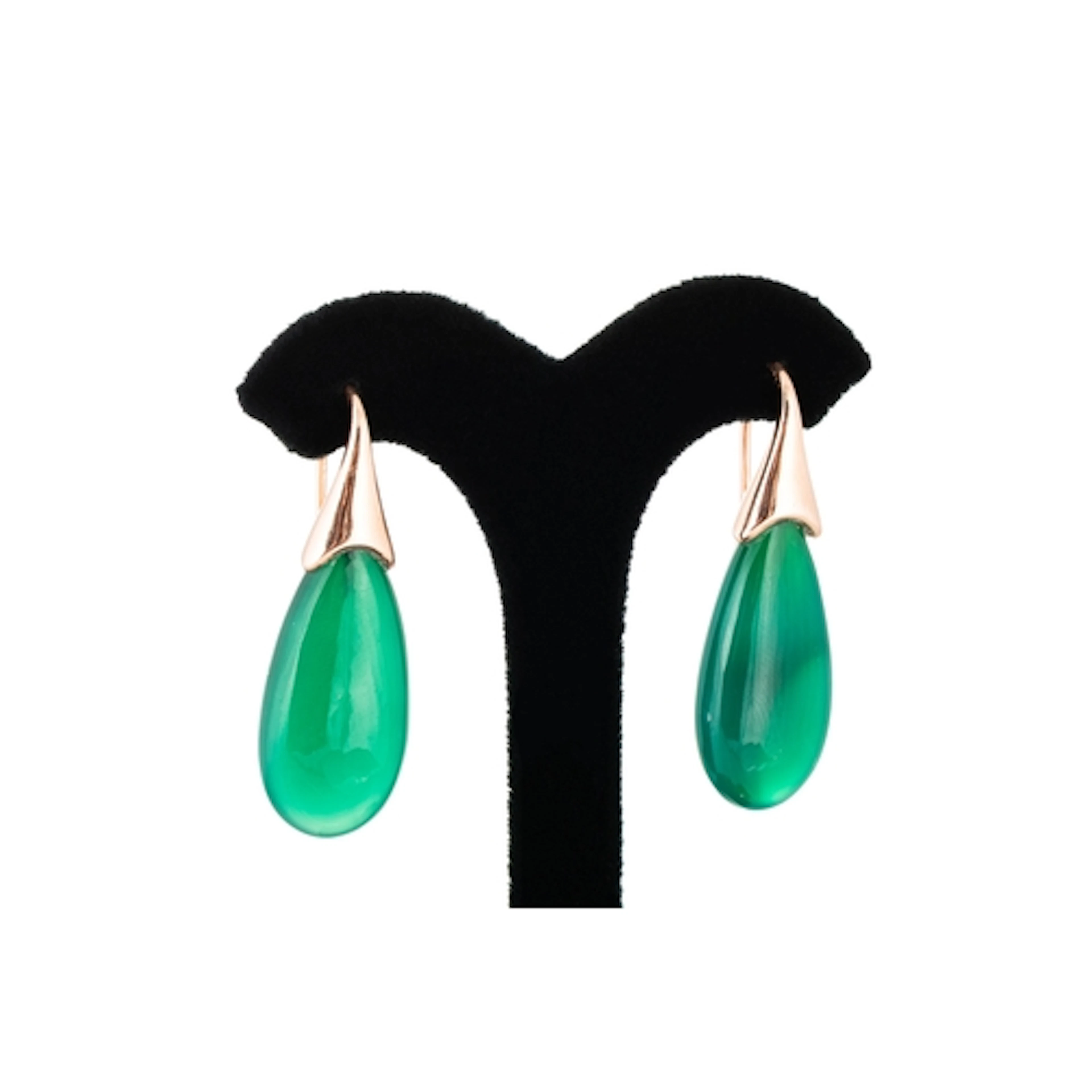 A PAIR OF GREEN CHALCEDONY DROP EARRINGS, the pear shaped ch...
